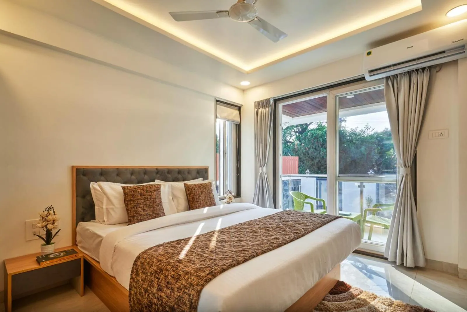 Bed in Drizzle Resort with Swimming pool Near Maapro Garden