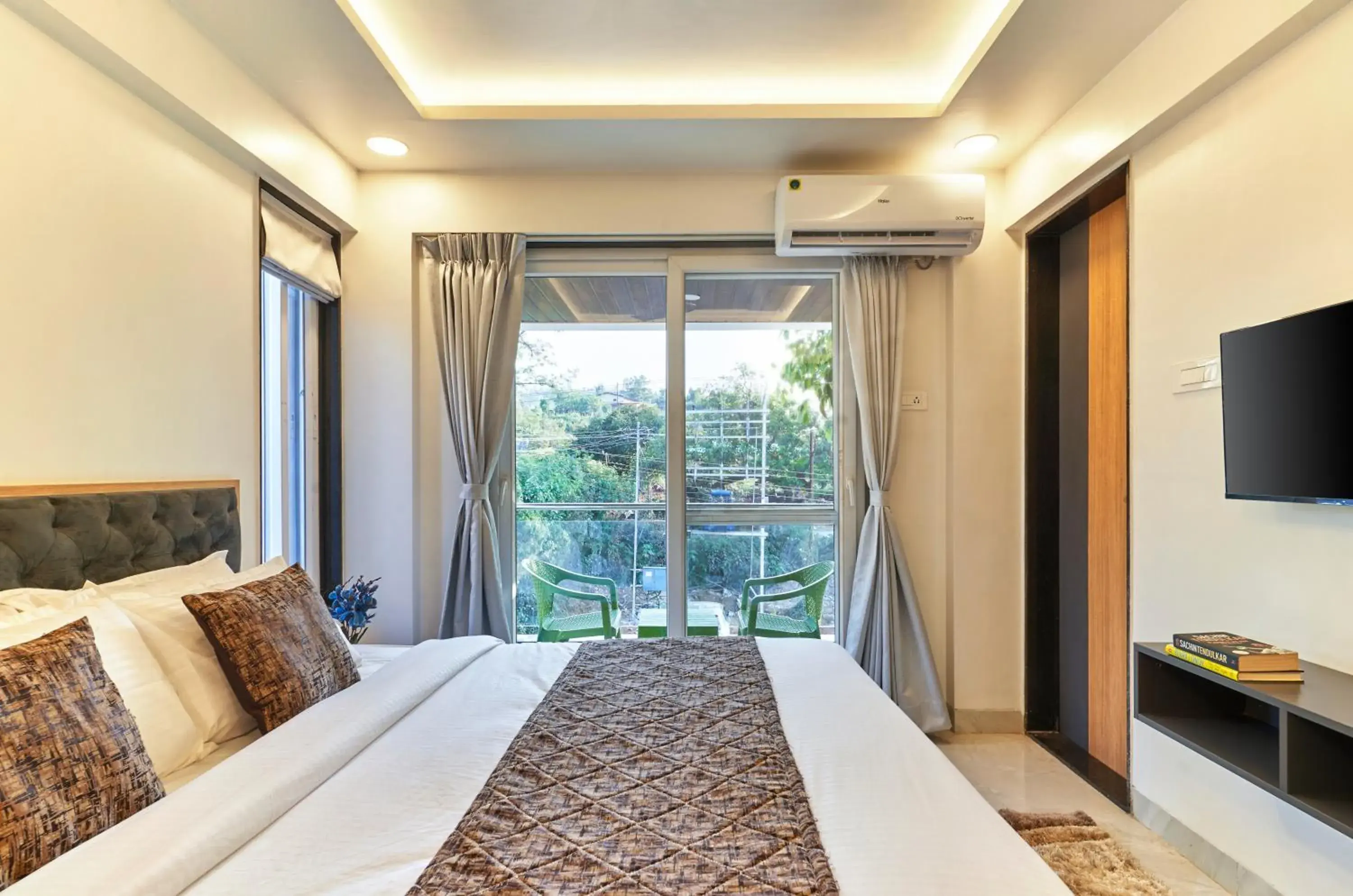 Photo of the whole room, Bed in Drizzle Resort with Swimming pool Near Maapro Garden Photo of the whole room, Bed in Drizzle Resort with Swimming pool Near Maapro Garden