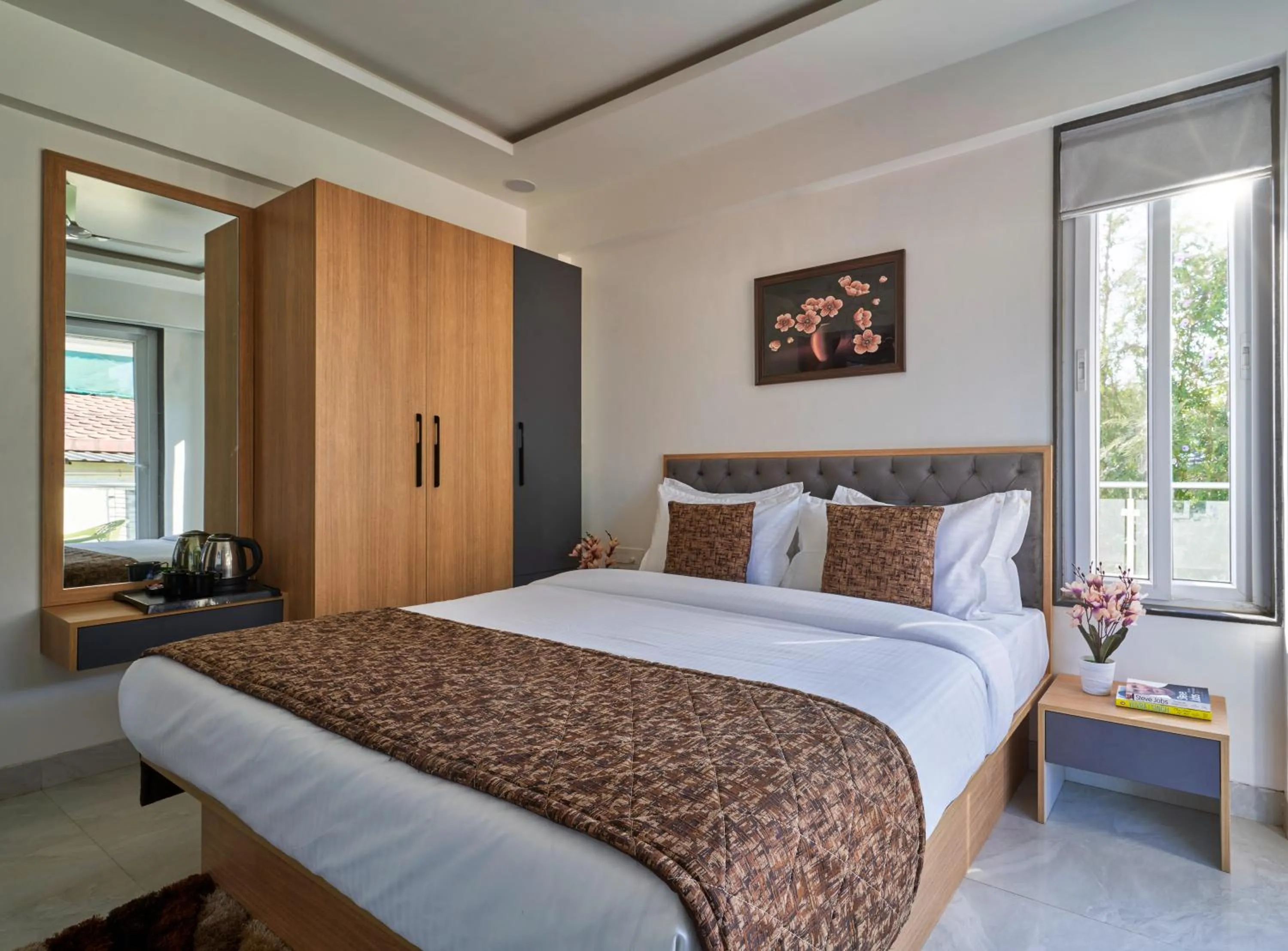 Photo of the whole room, Bed in Drizzle Resort with Swimming pool Near Maapro Garden