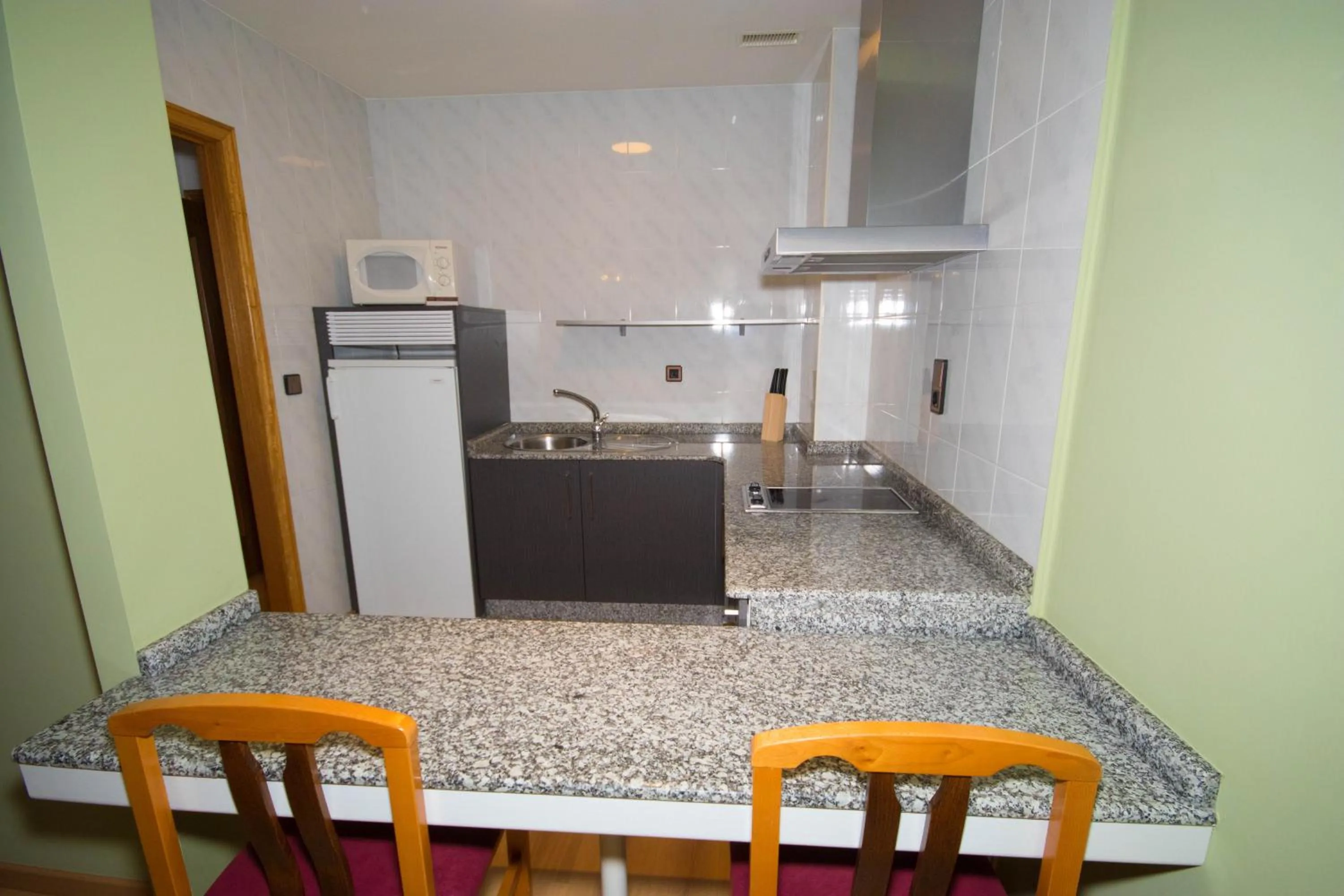 Kitchen or kitchenette in Hotel Spa Nanin Playa