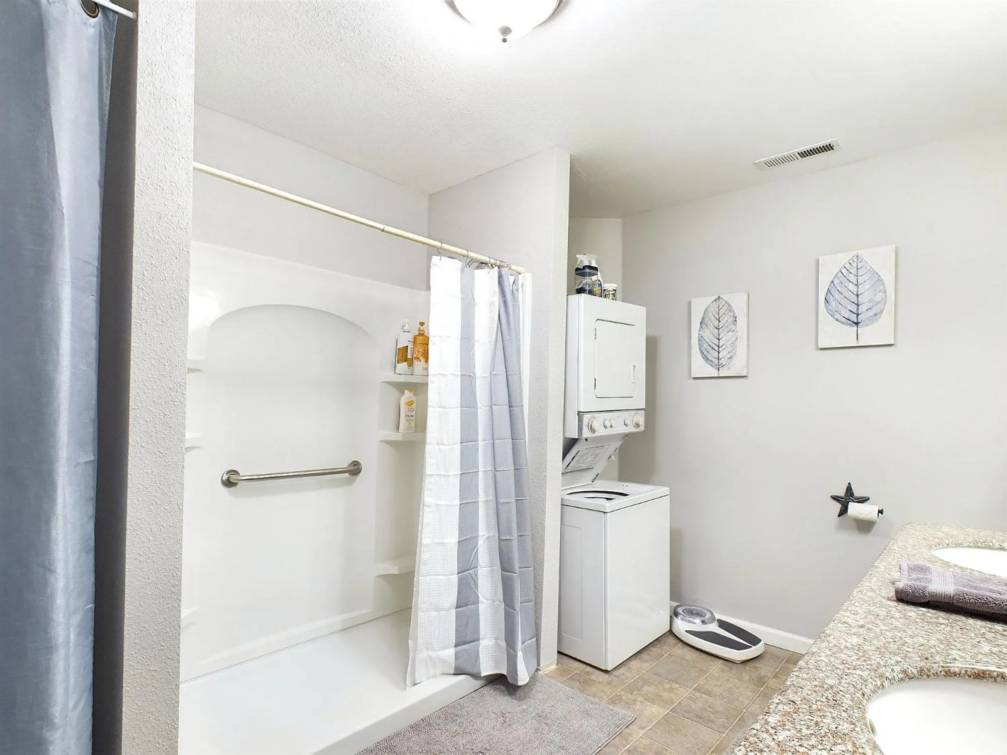 Shower in Beautiful Country Apartment, AC, Pickleball, Billiards, Playground, Gardens