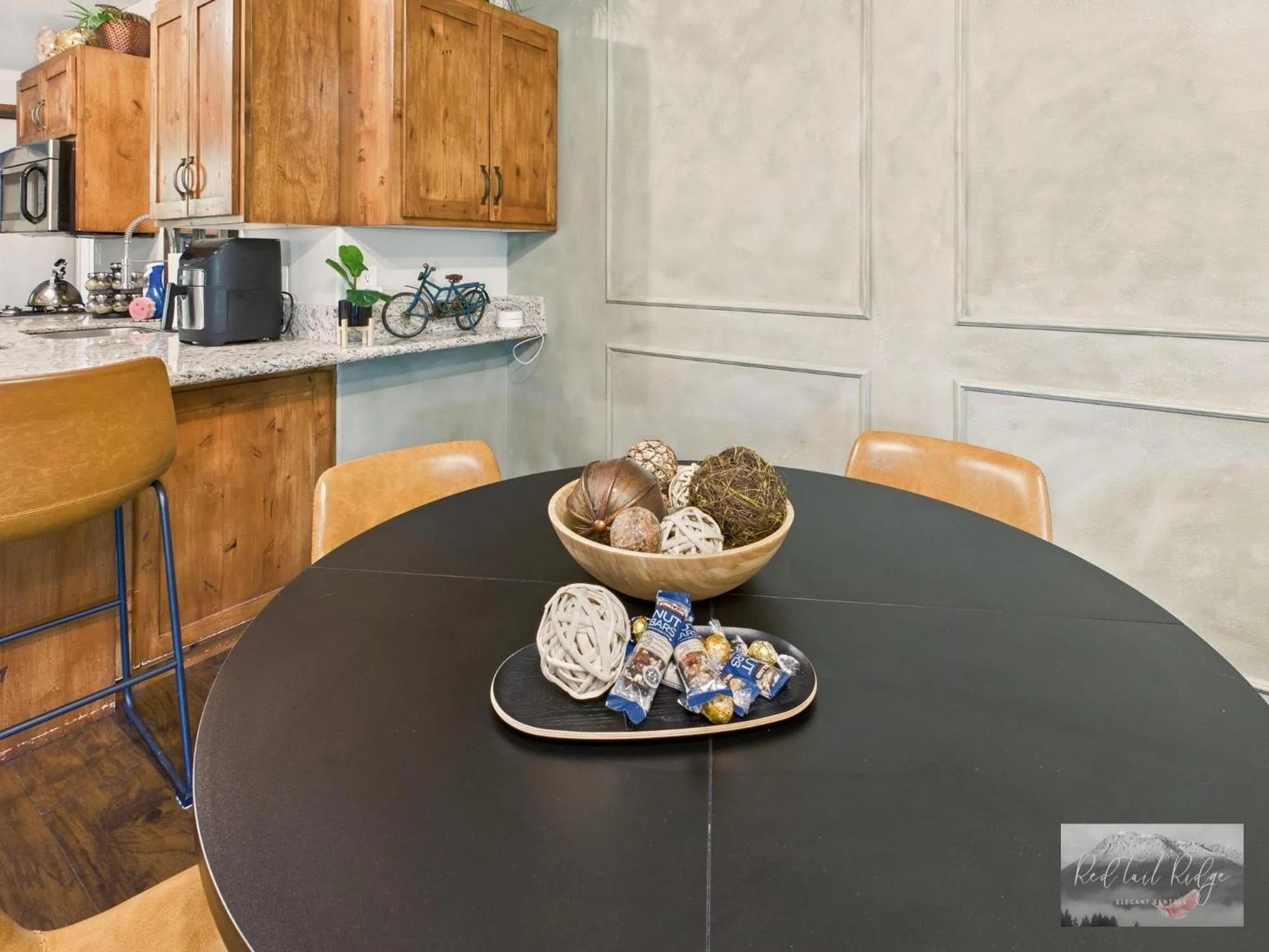 Dining area in Beautiful Country Apartment, AC, Pickleball, Billiards, Playground, Gardens