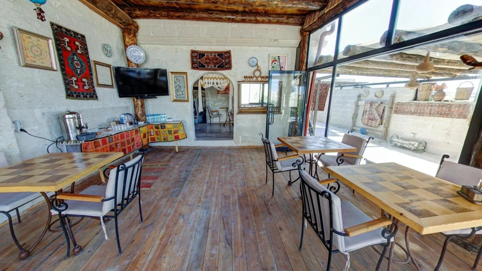 Restaurant/places to eat in Atax Cave House