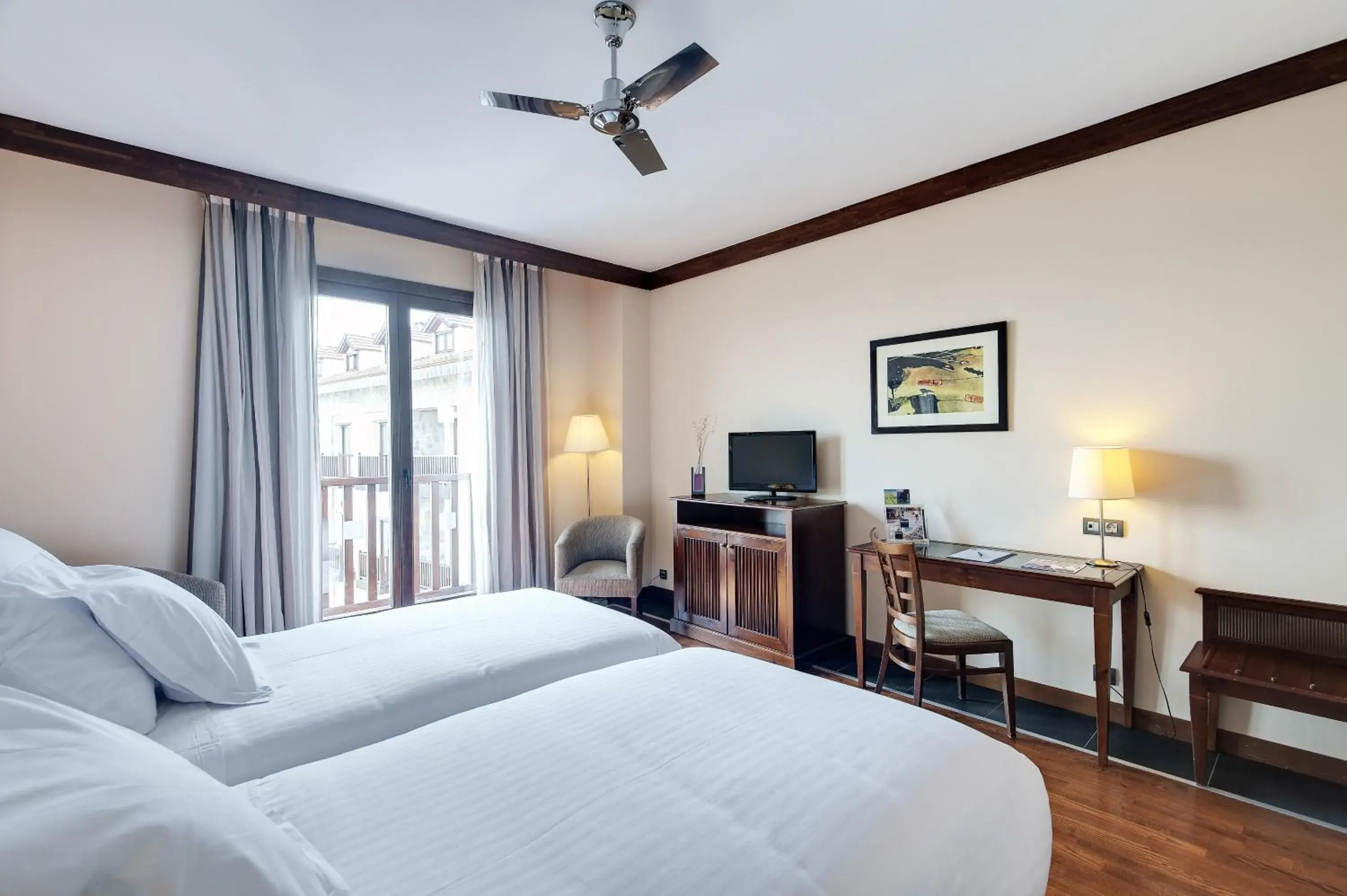 Superior Double Room with Balcony in Hotel & Spa Real Badaguás Jaca Superior Double Room with Balcony in Hotel & Spa Real Badaguás Jaca