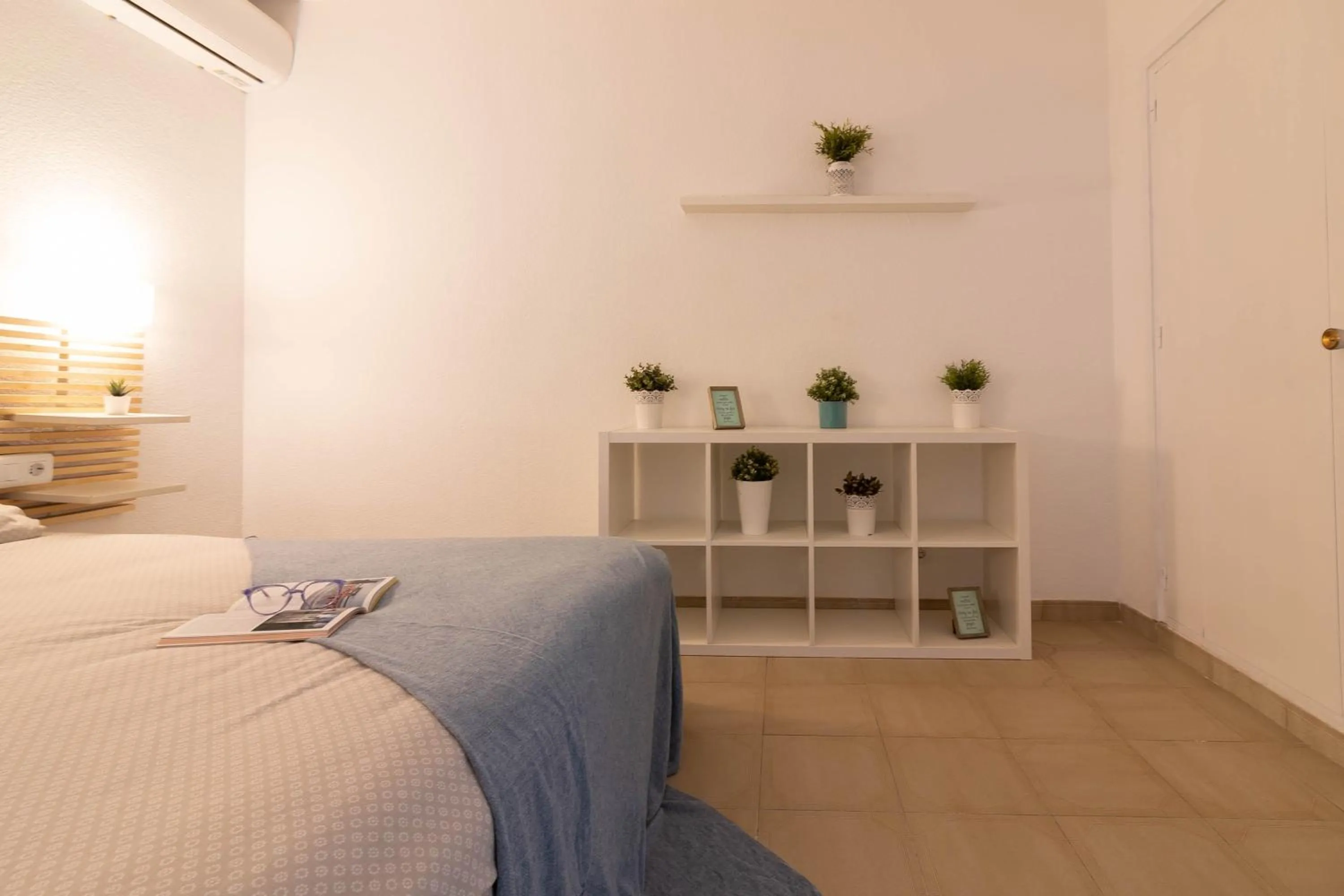 Bedroom, Bed in Reding 5 FreshApartments