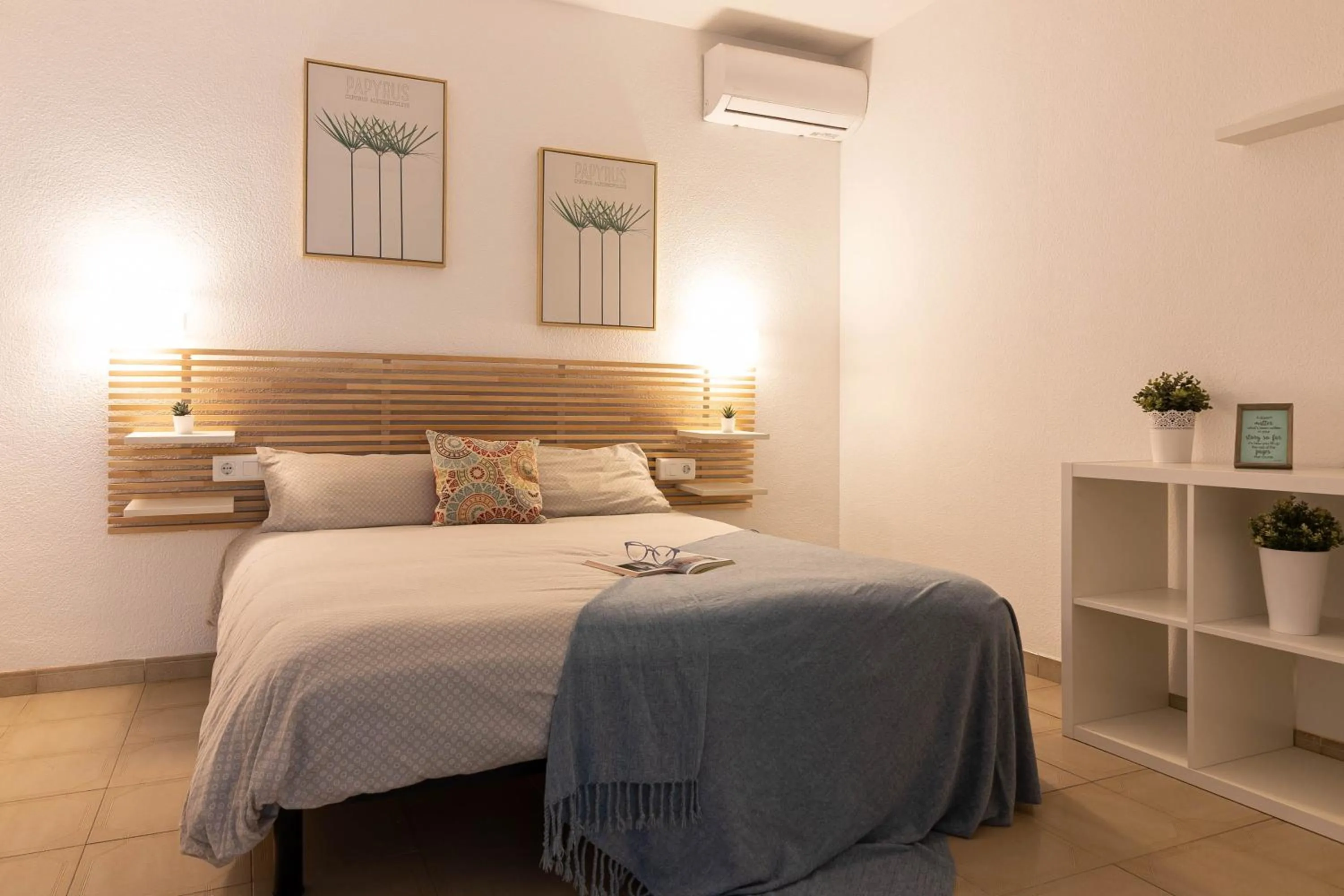 Bedroom, Bed in Reding 5 FreshApartments