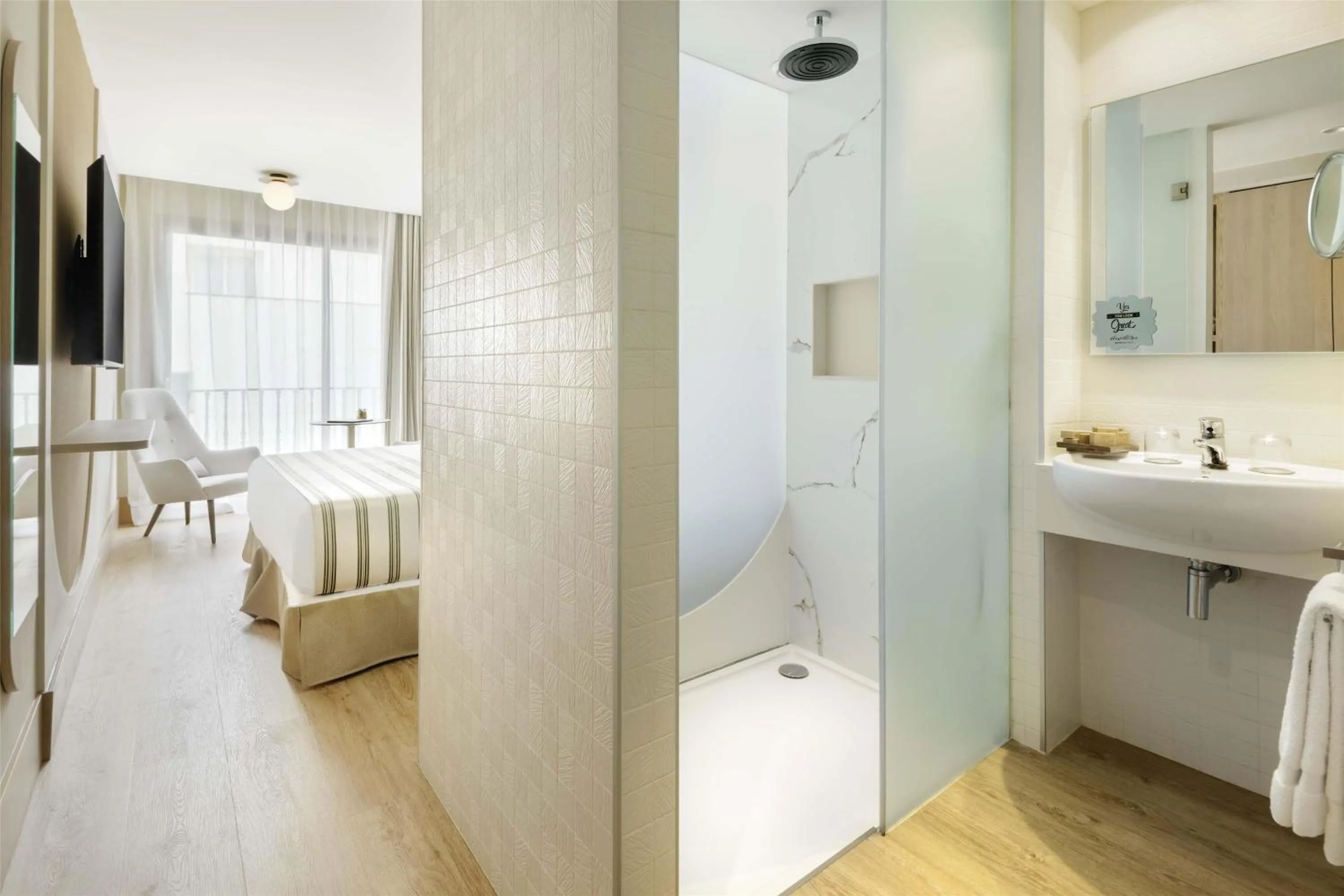 Bathroom, Bed in Barceló Illetas Albatros - Adults Only