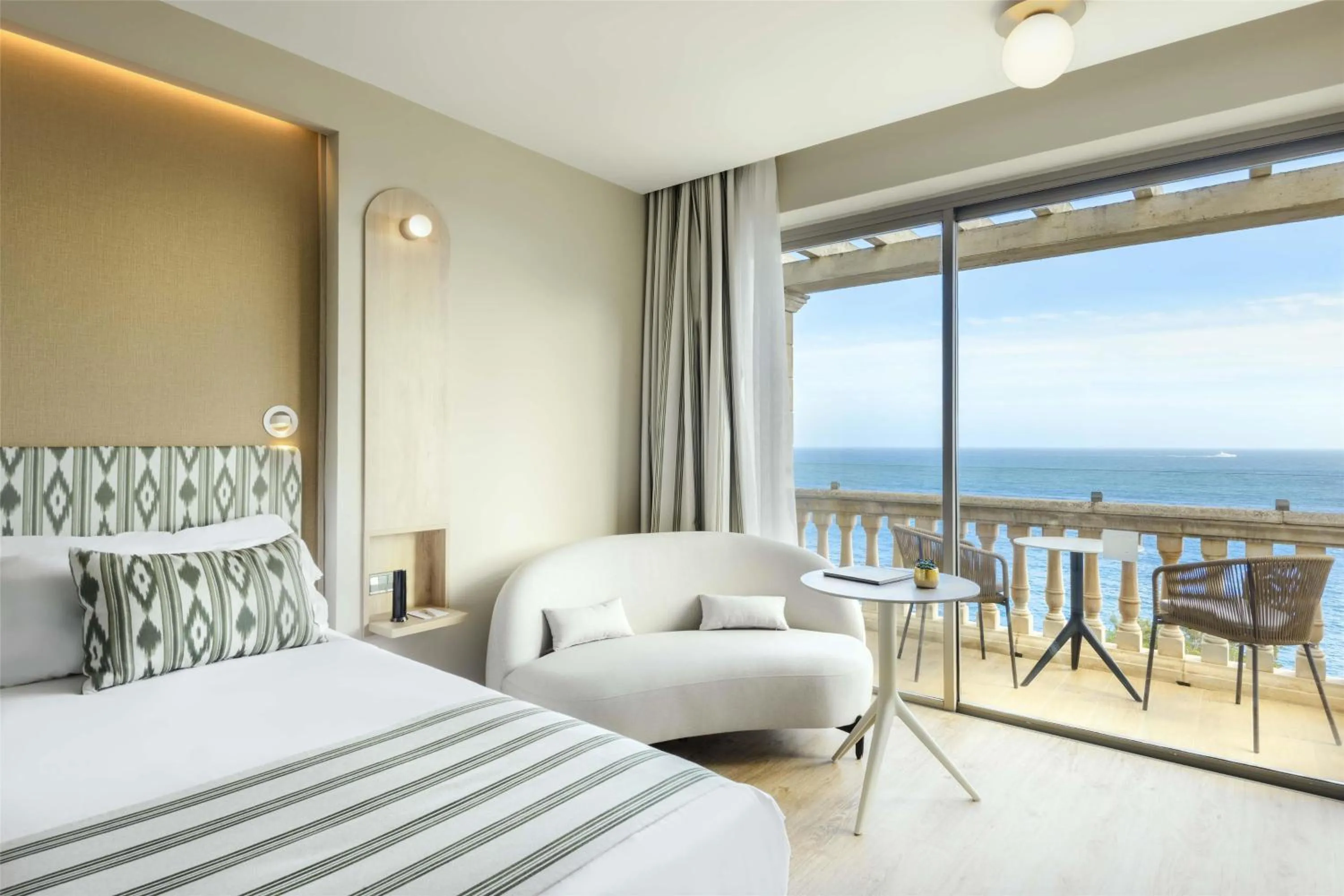 Photo of the whole room, Bed in Barceló Illetas Albatros - Adults Only