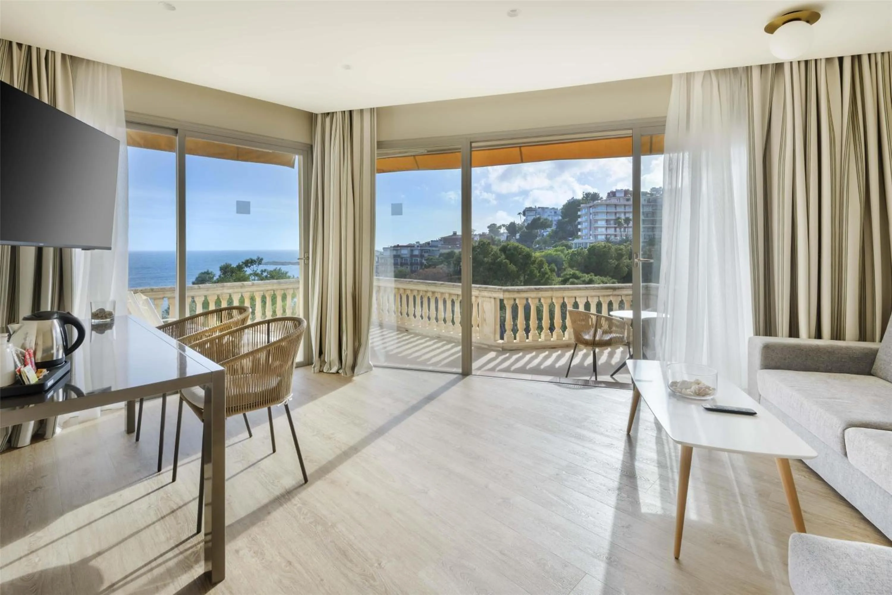 Photo of the whole room in Barceló Illetas Albatros - Adults Only