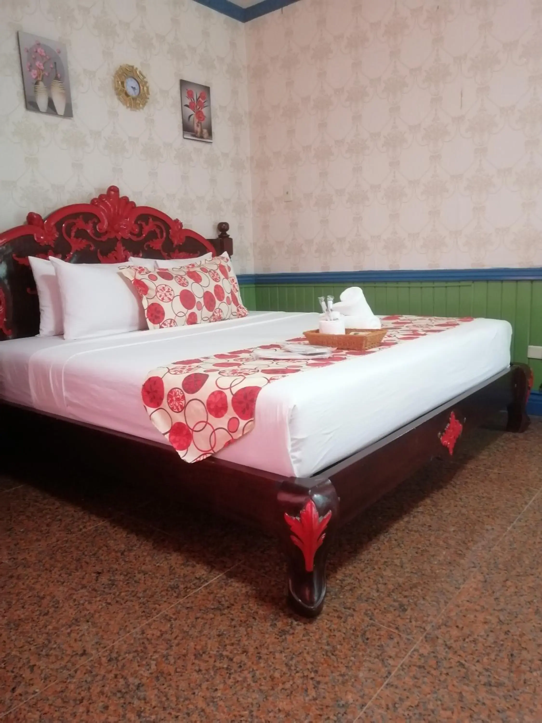 Bed in Sang Yoo Mountain View Tagaytay Staycation - Over Looking Of Taal Volcano Bed in Sang Yoo Mountain View Tagaytay Staycation - Over Looking Of Taal Volcano