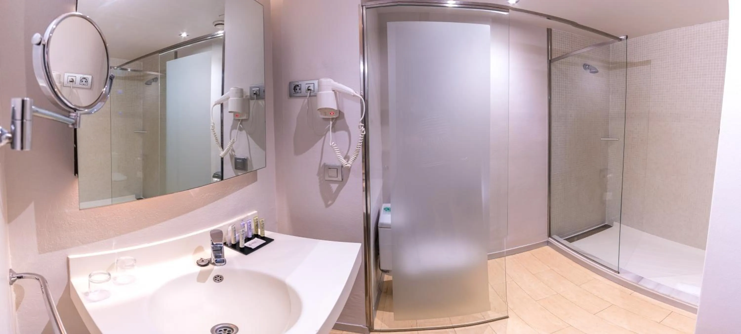 Shower in Hotel Madanis