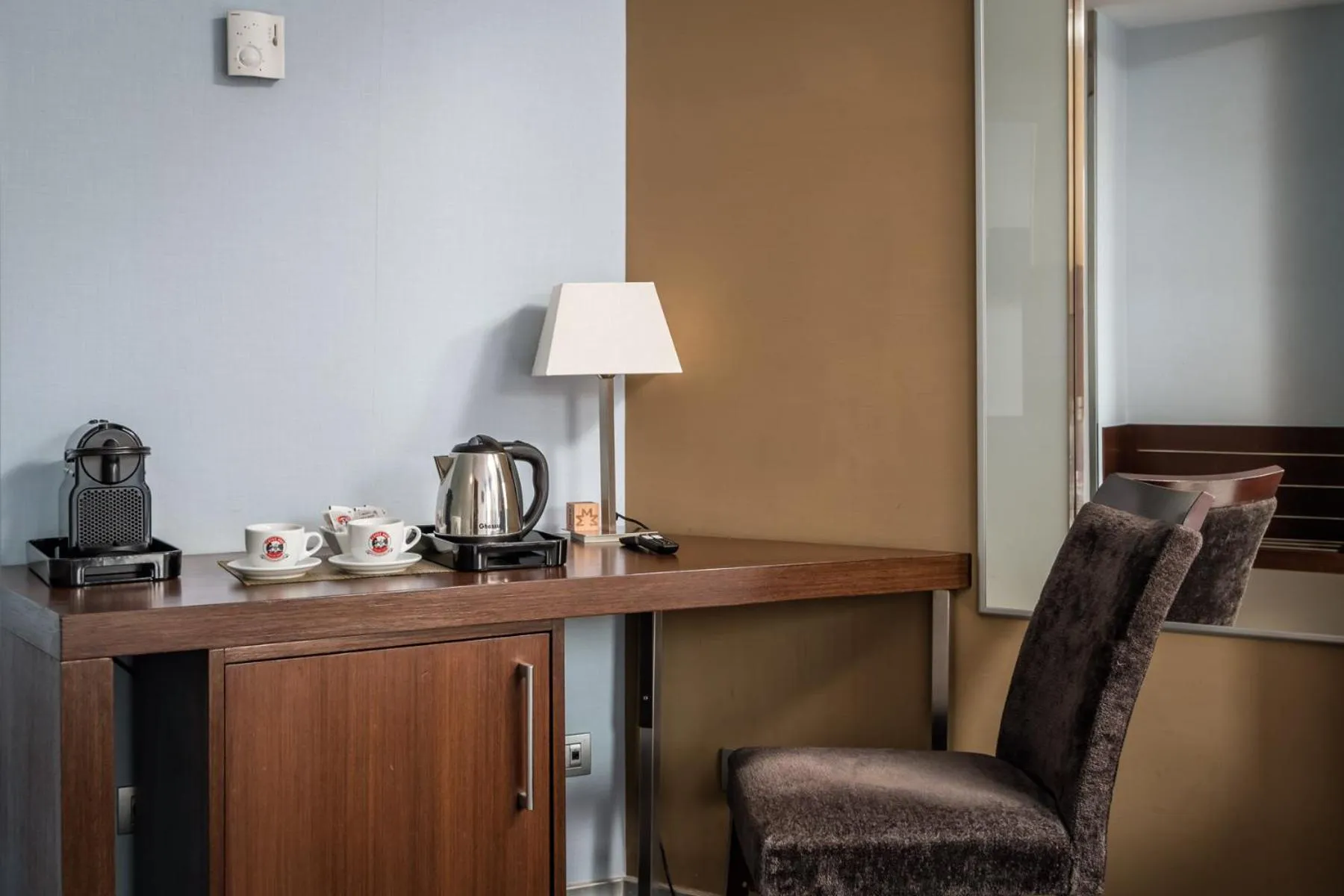 Seating area in Hotel Madanis