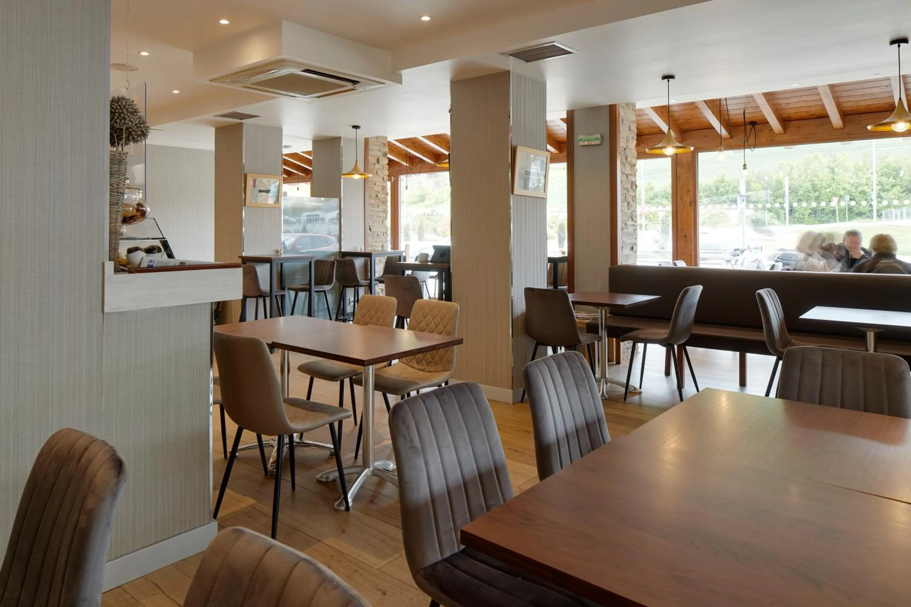 Dining area in Hotel Iriguibel Huarte Pamplona