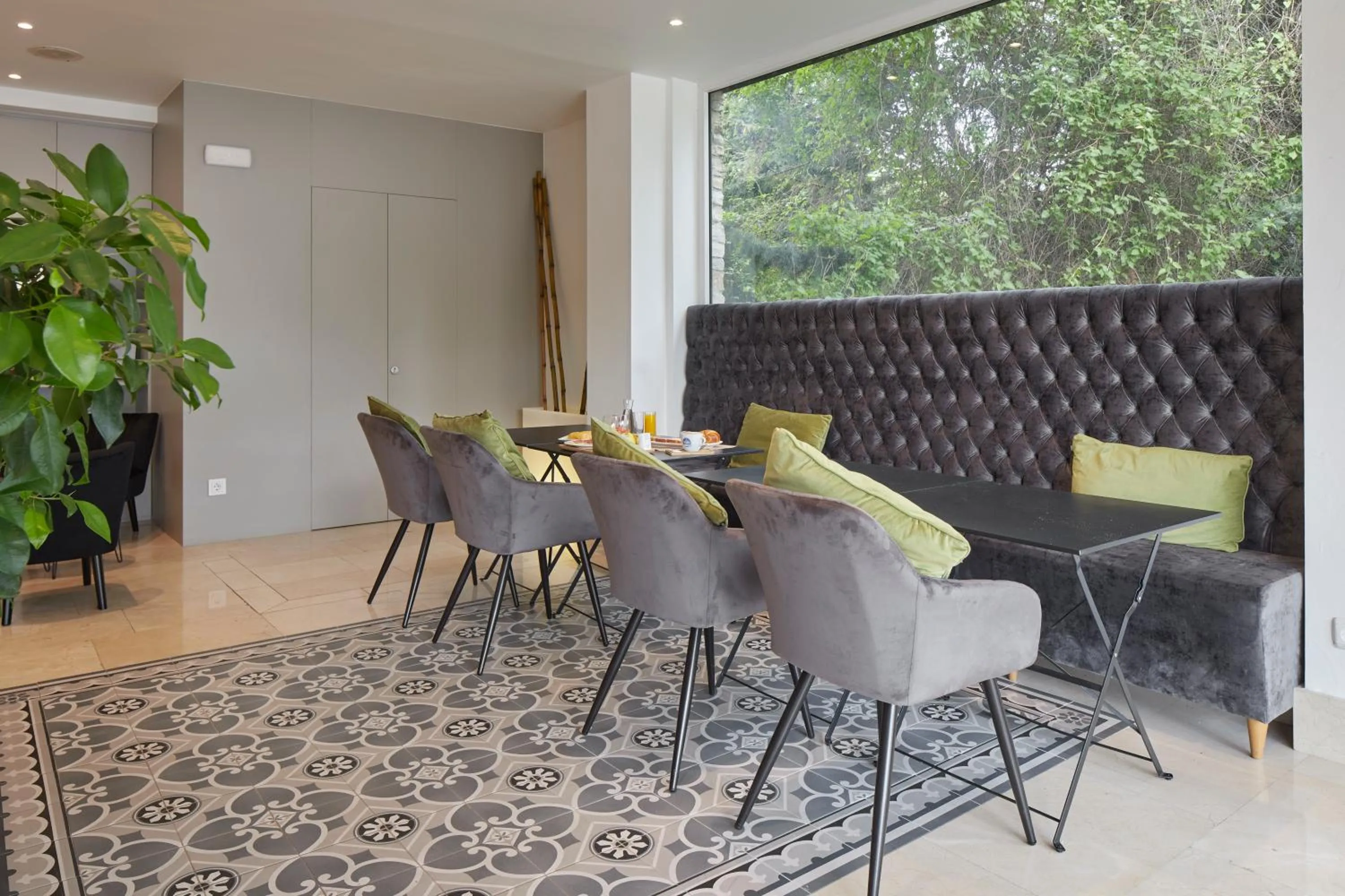 Seating area in Hotel Iriguibel Huarte Pamplona