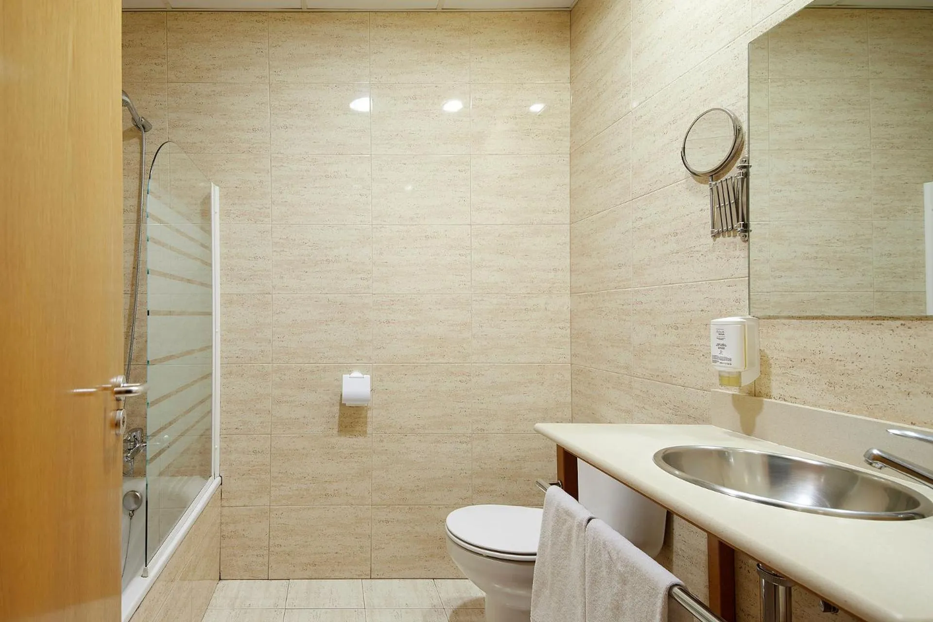 Toilet in Hotel Iriguibel Huarte Pamplona