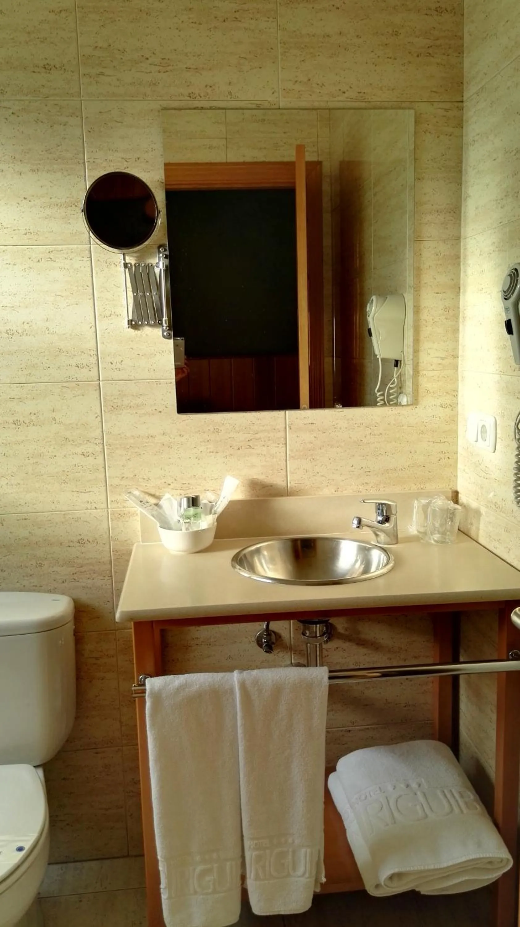 Toilet in Hotel Iriguibel Huarte Pamplona