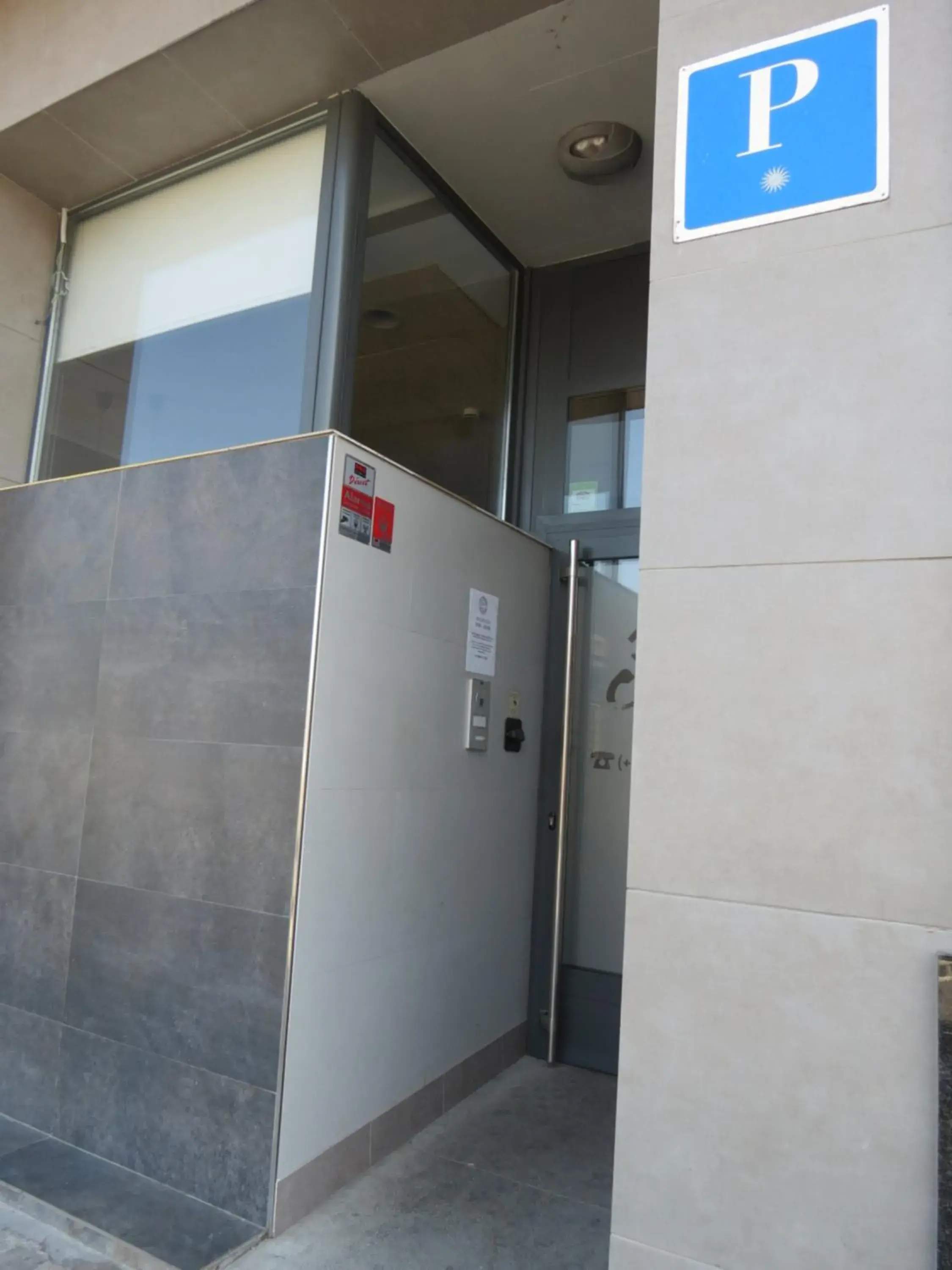 Facade/entrance in Pensión Don Claudio Facade/entrance in Pensión Don Claudio