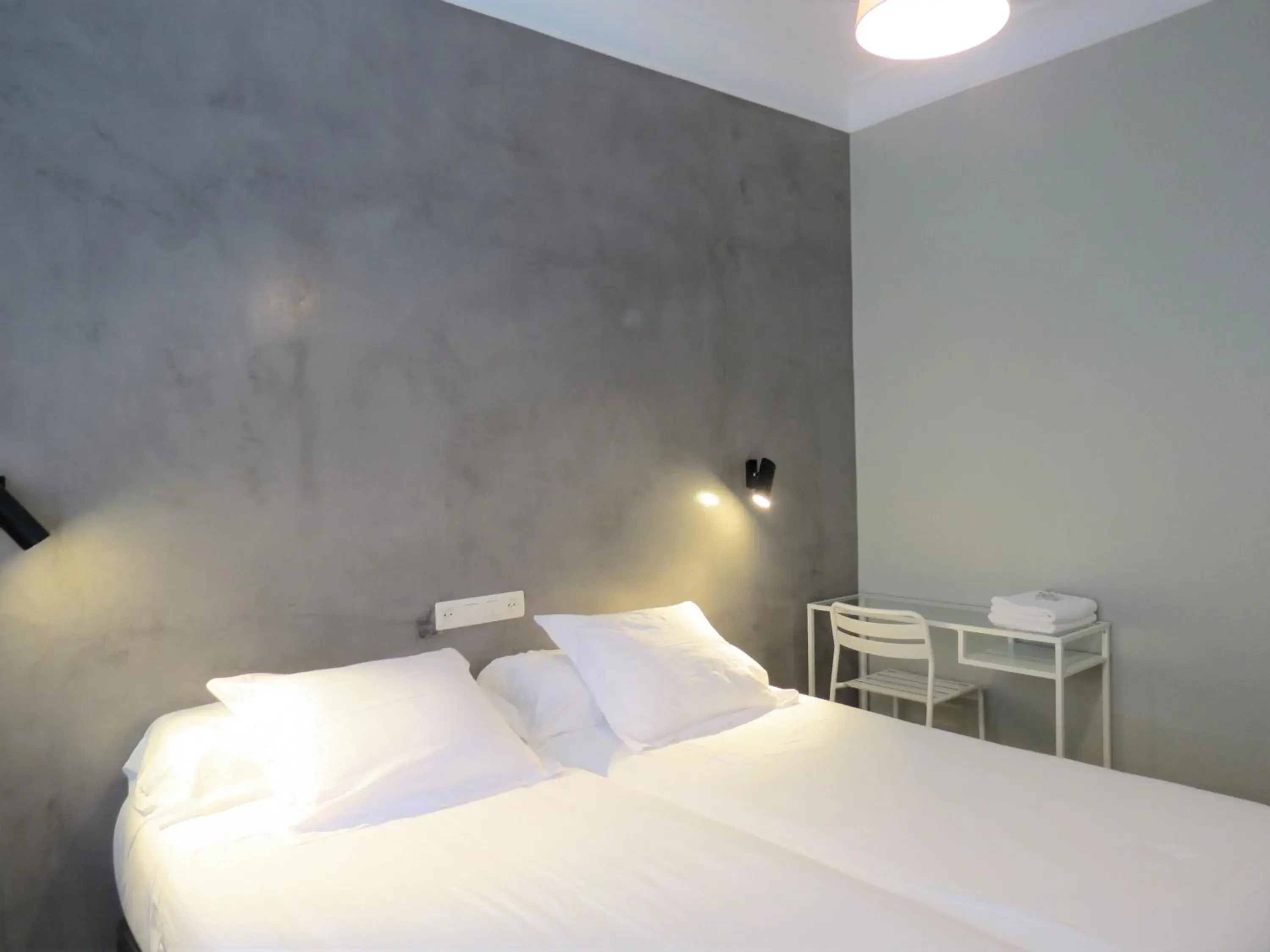 Photo of the whole room, Bed in Pensión Don Claudio Photo of the whole room, Bed in Pensión Don Claudio