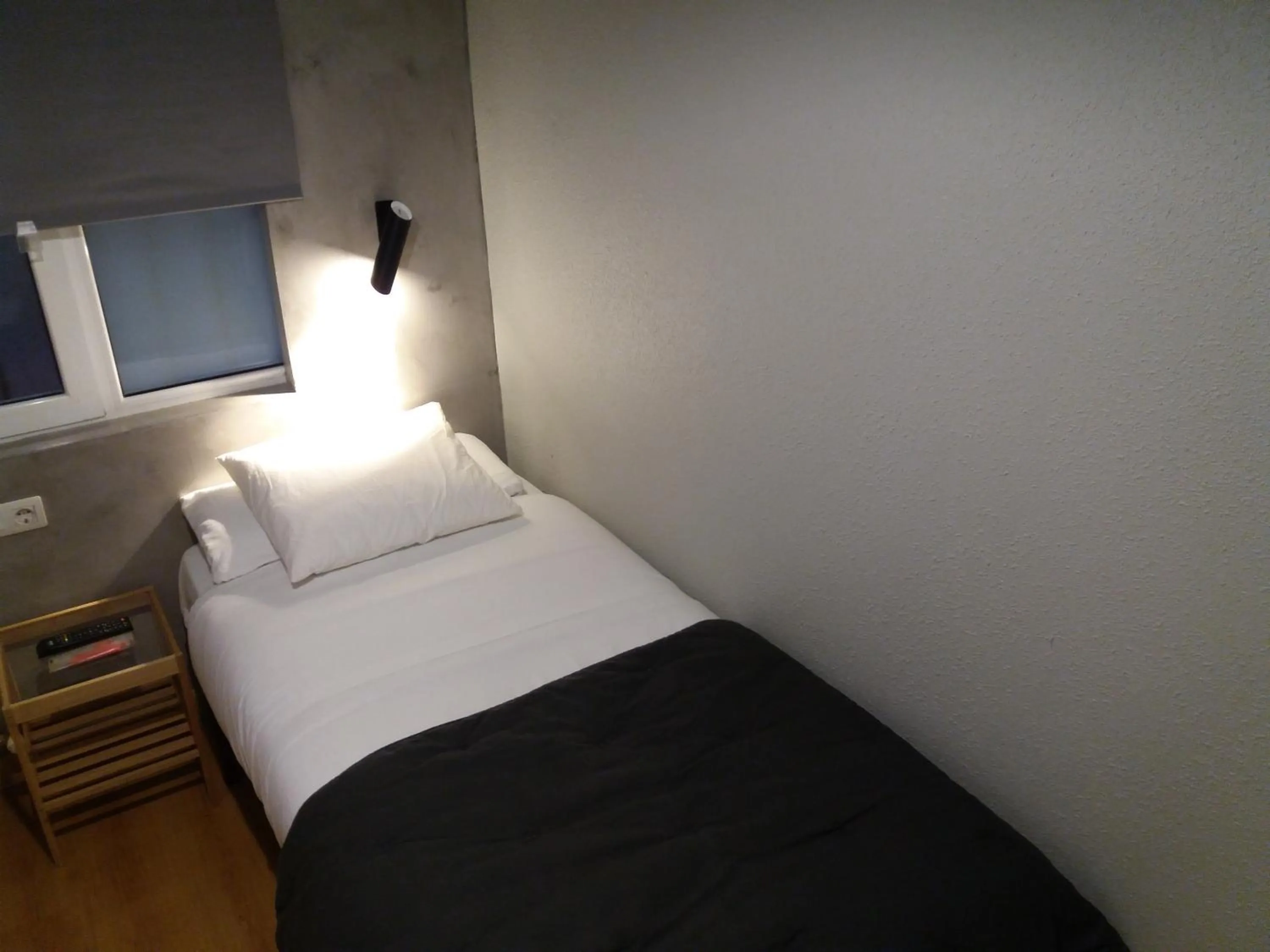 Photo of the whole room, Bed in Pensión Don Claudio