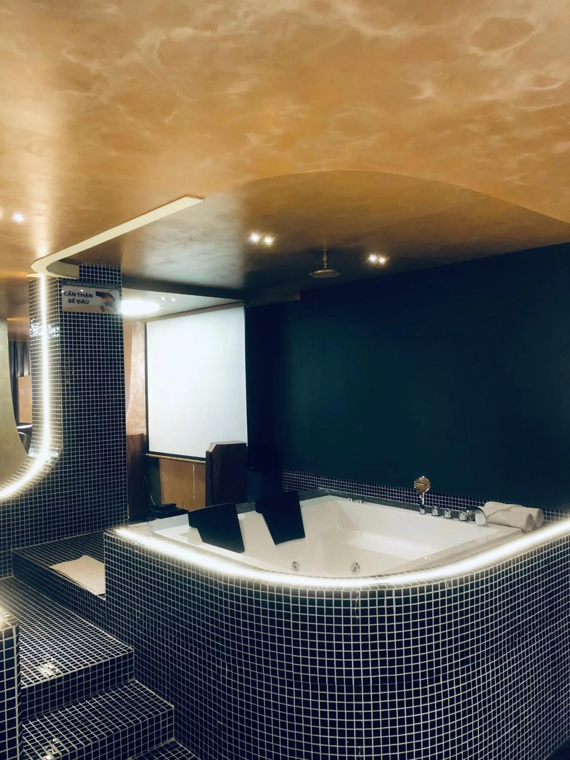 Hot Tub in Dazi Signature