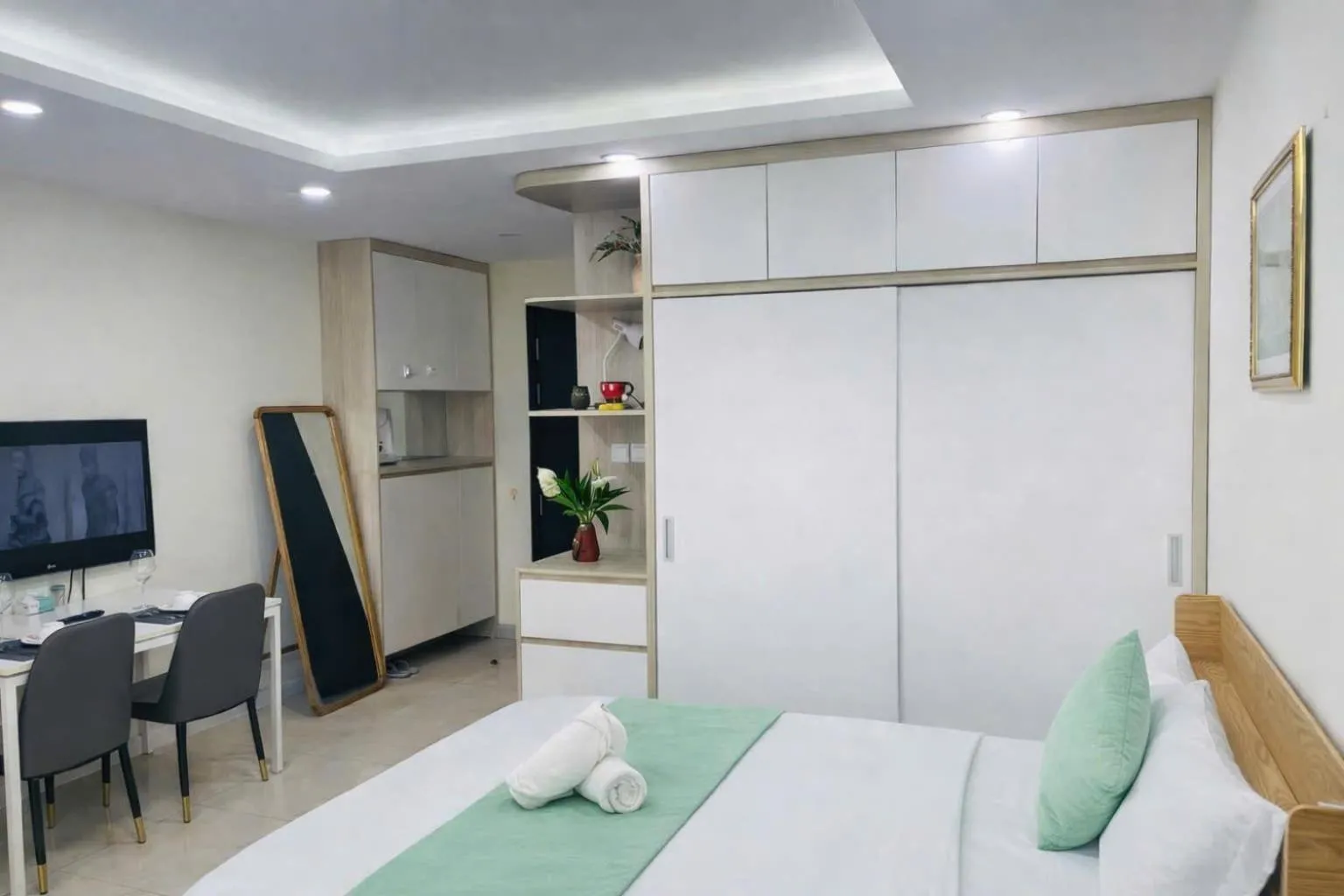 Bed in Vinhomes Dcapitale - Studio
