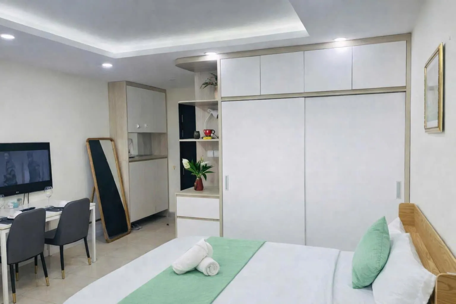 Bed in Vinhomes Dcapitale - Studio