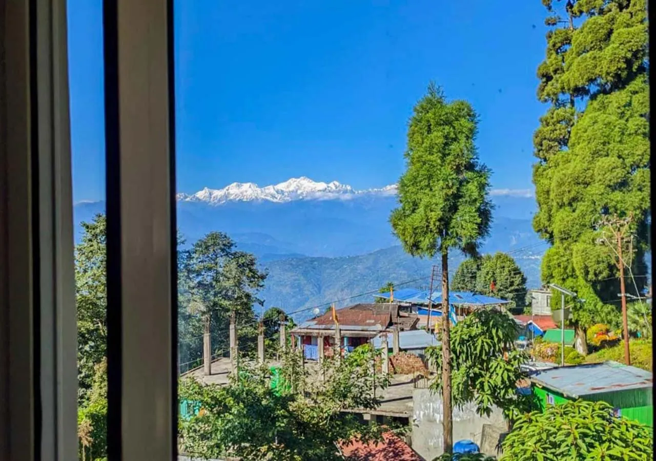 Day in The Oak Retreat Lamahatta