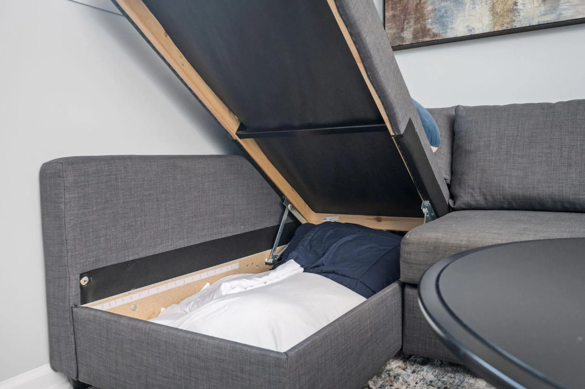 Bed in Quiet & Quaint apartment, 5 mins to airport and 15 mins to downtown