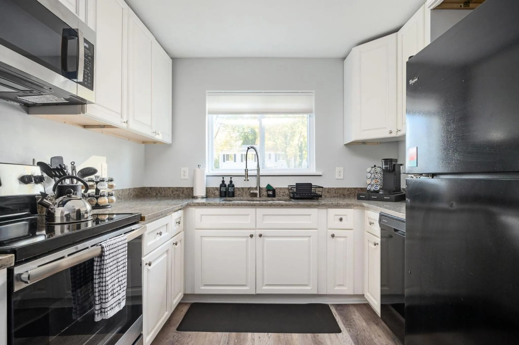 Kitchen or kitchenette in Quiet & Quaint apartment, 5 mins to airport and 15 mins to downtown