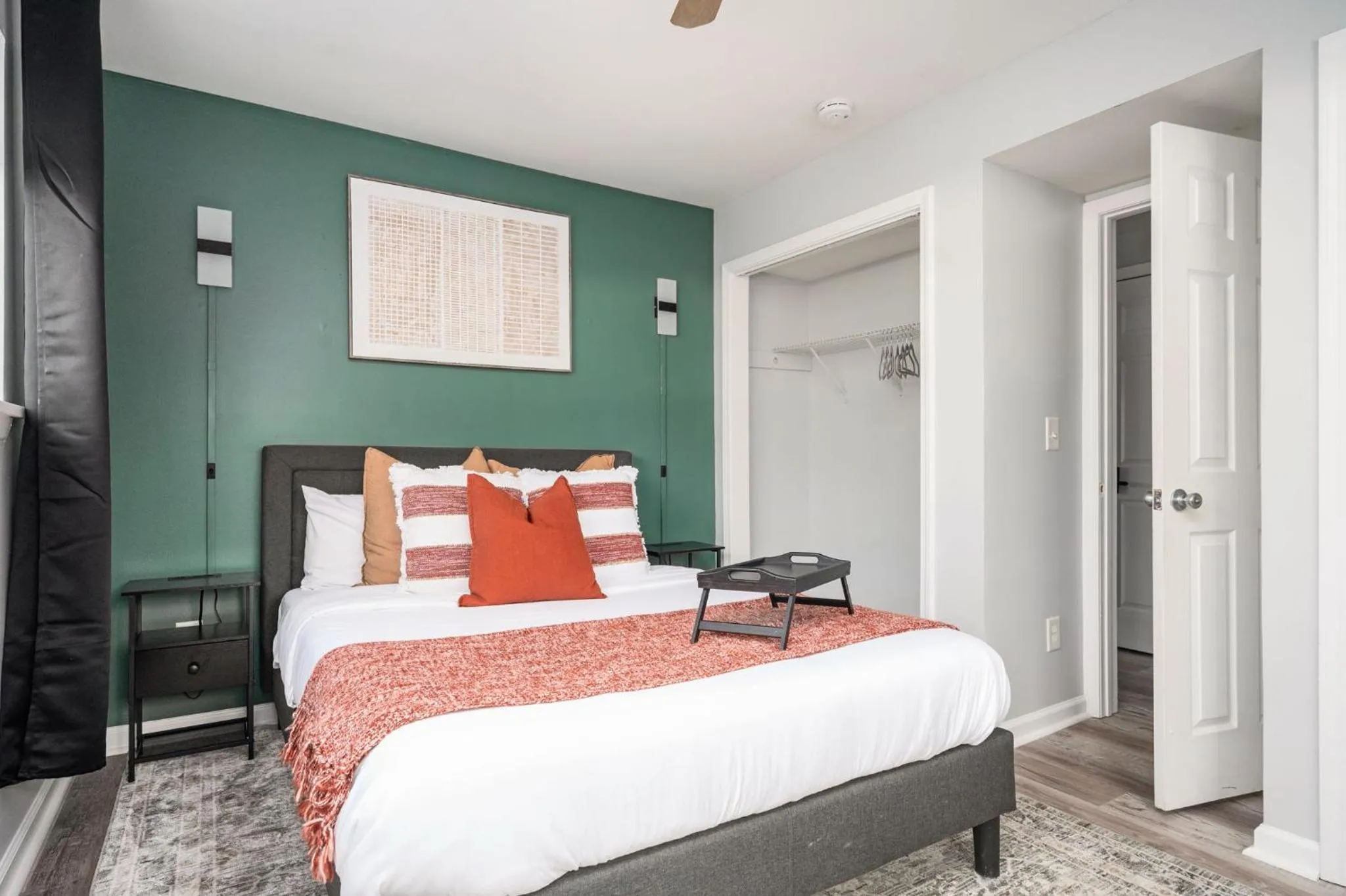 Bed in Quiet & Quaint apartment, 5 mins to airport and 15 mins to downtown