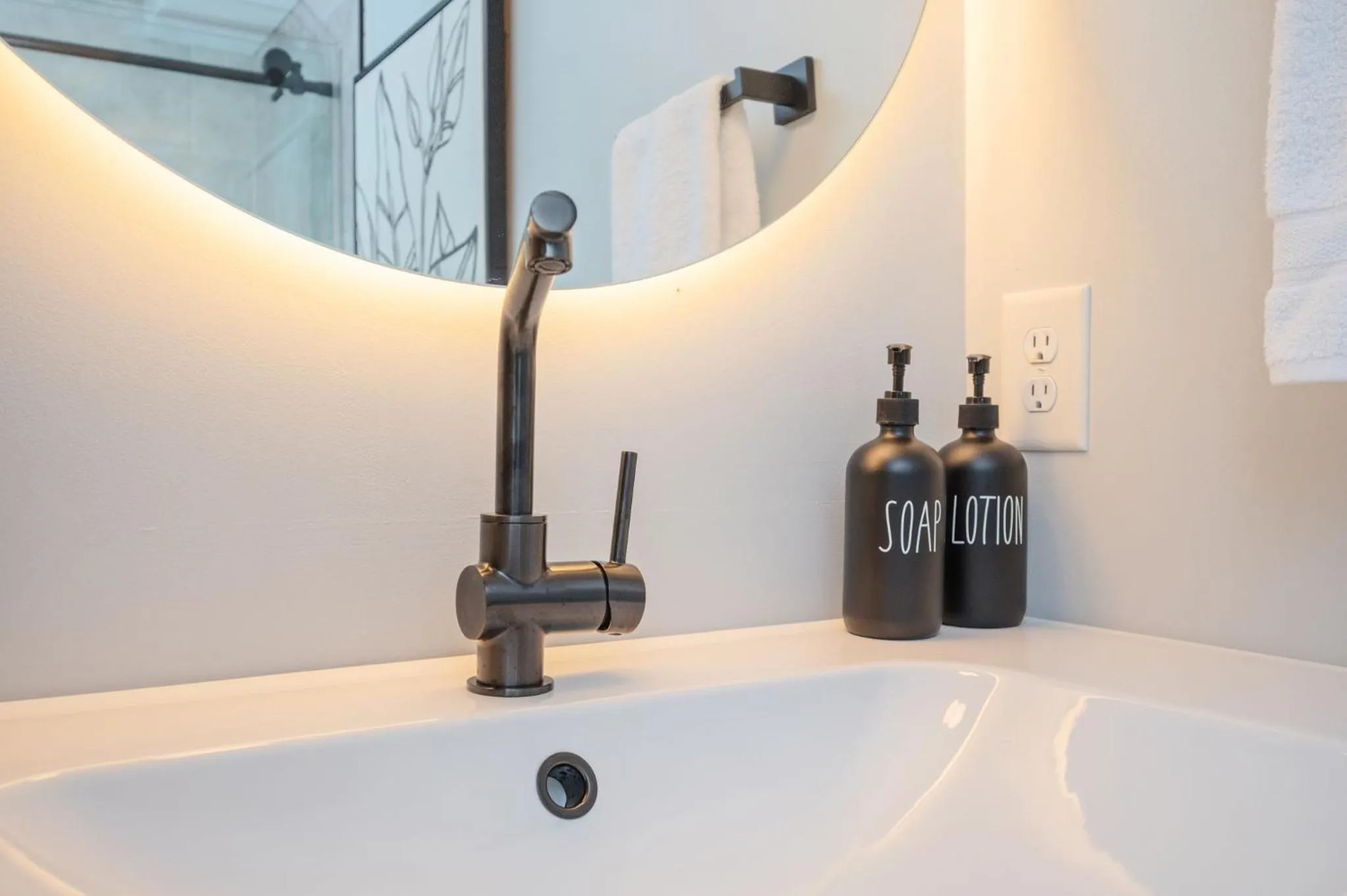 Bathroom in Quiet & Quaint apartment, 5 mins to airport and 15 mins to downtown