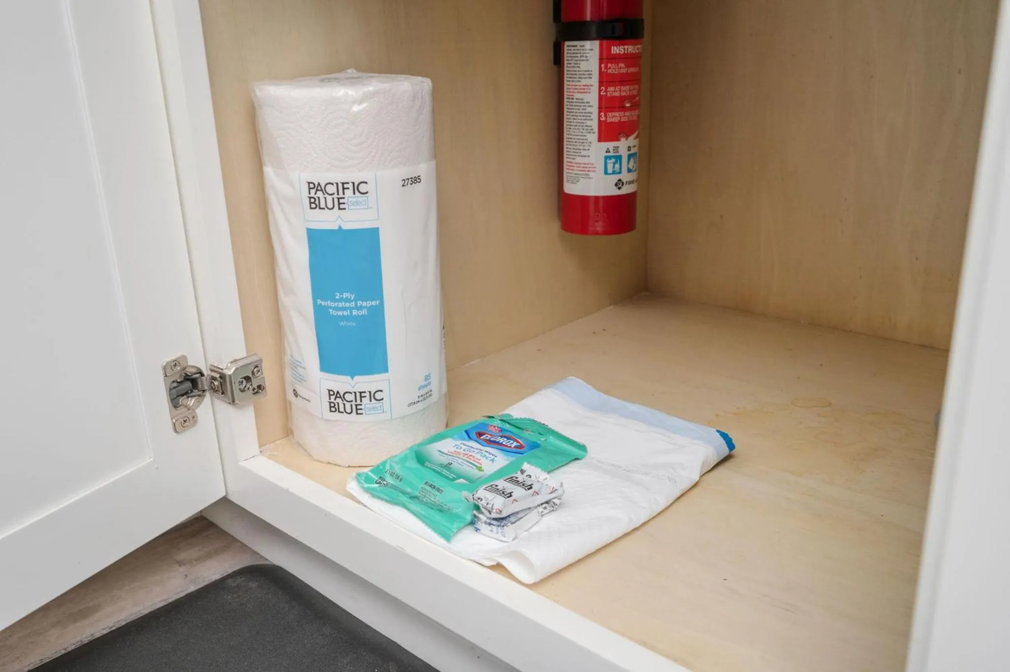 kitchen in Quiet & Quaint apartment, 5 mins to airport and 15 mins to downtown