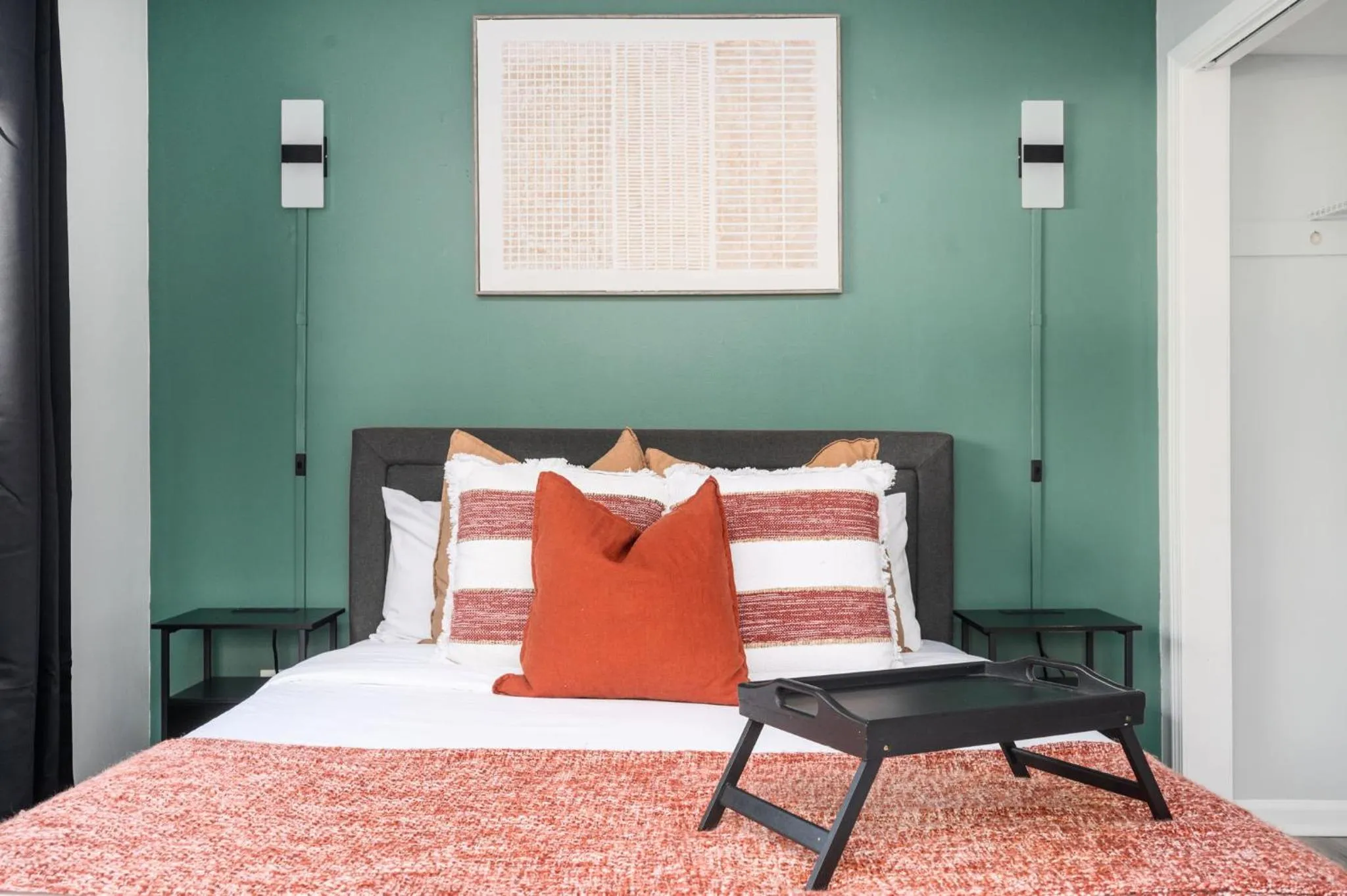 Bed in Quiet & Quaint apartment, 5 mins to airport and 15 mins to downtown