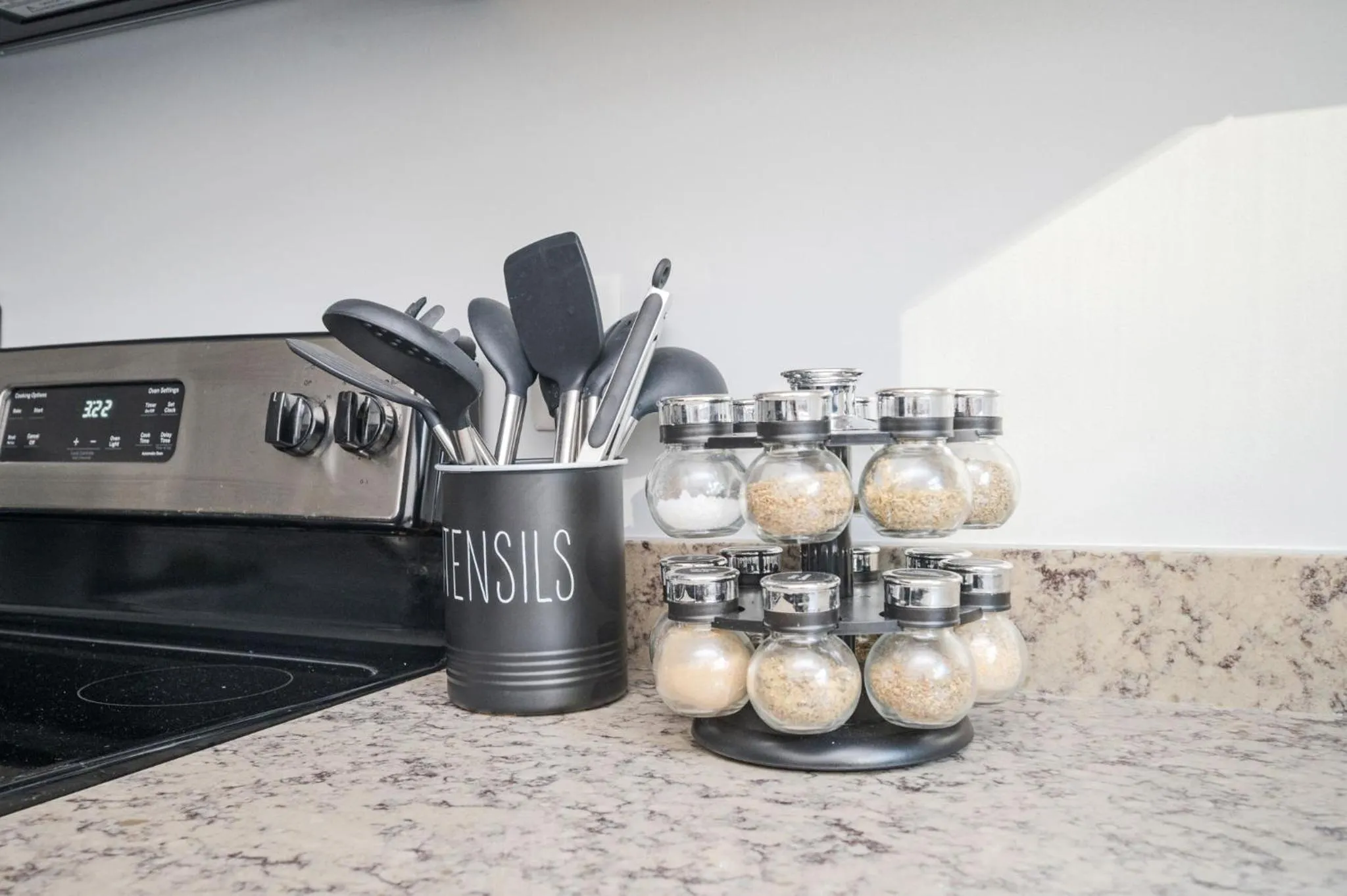 Kitchen or kitchenette in Quiet & Quaint apartment, 5 mins to airport and 15 mins to downtown