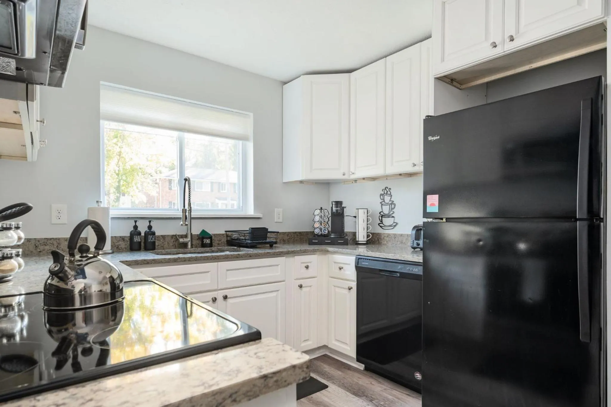 Kitchen or kitchenette in Quiet & Quaint apartment, 5 mins to airport and 15 mins to downtown