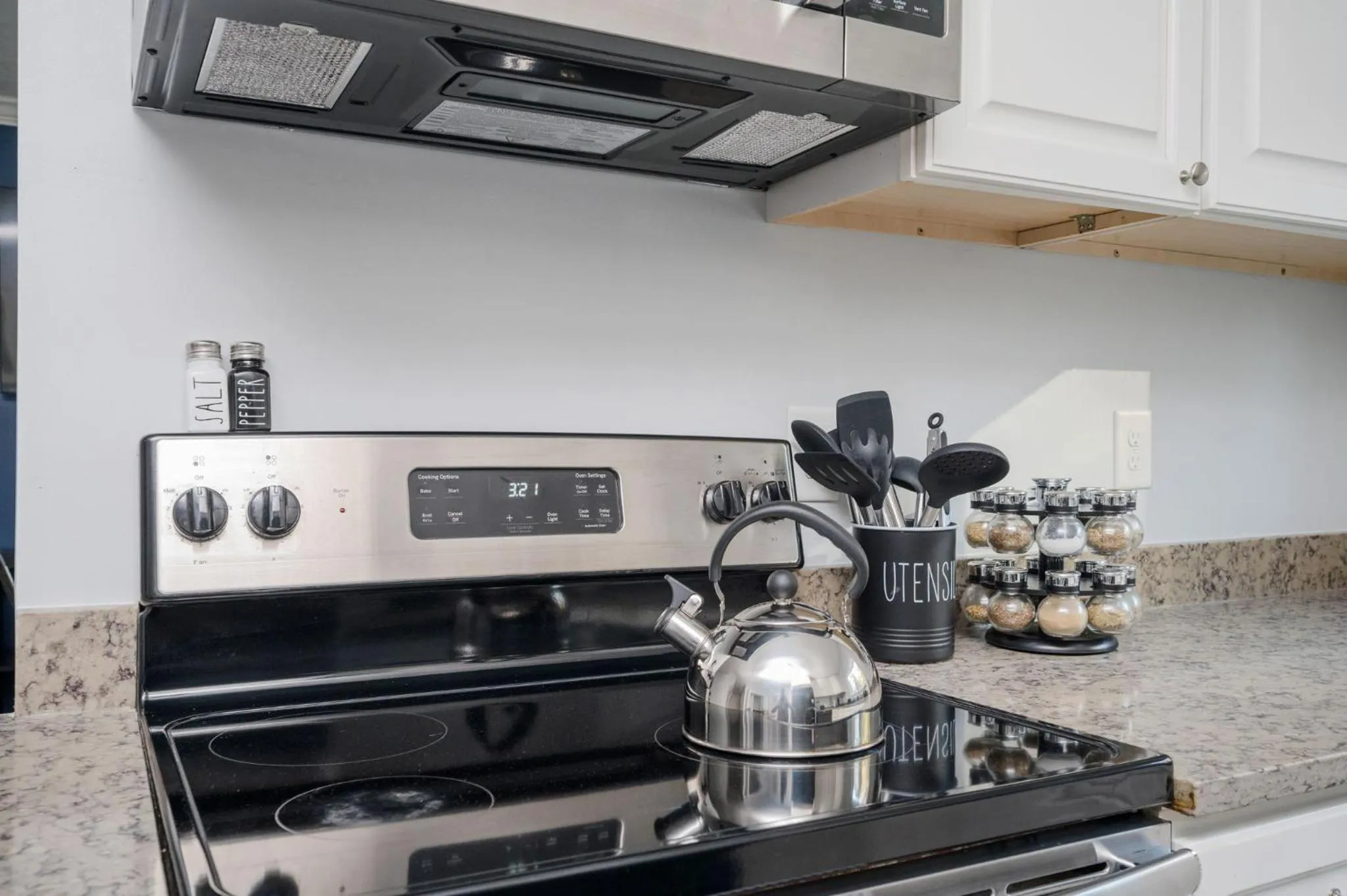 Kitchen or kitchenette in Quiet & Quaint apartment, 5 mins to airport and 15 mins to downtown