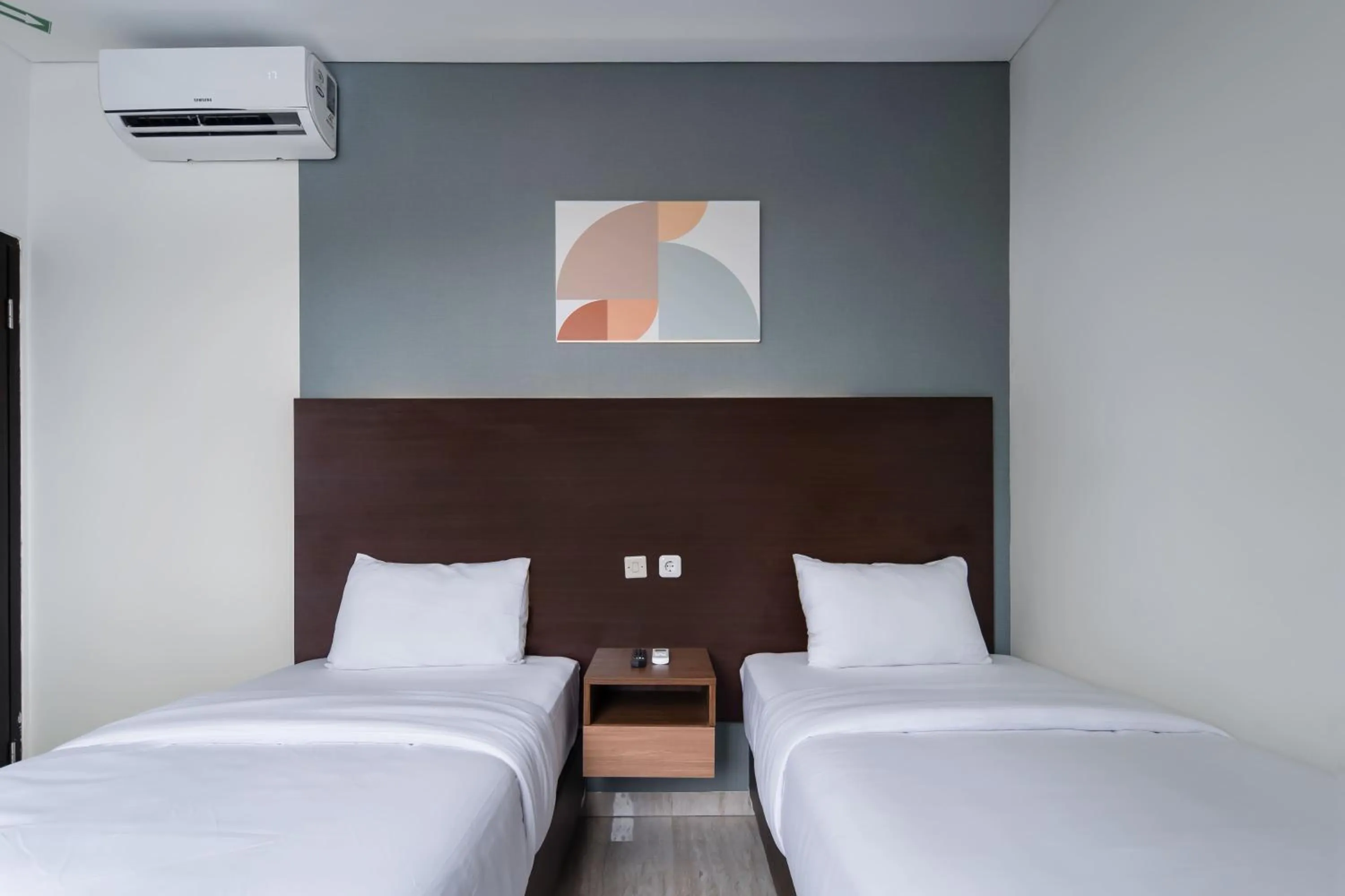 Bed in Cove West Inn Cihampelas