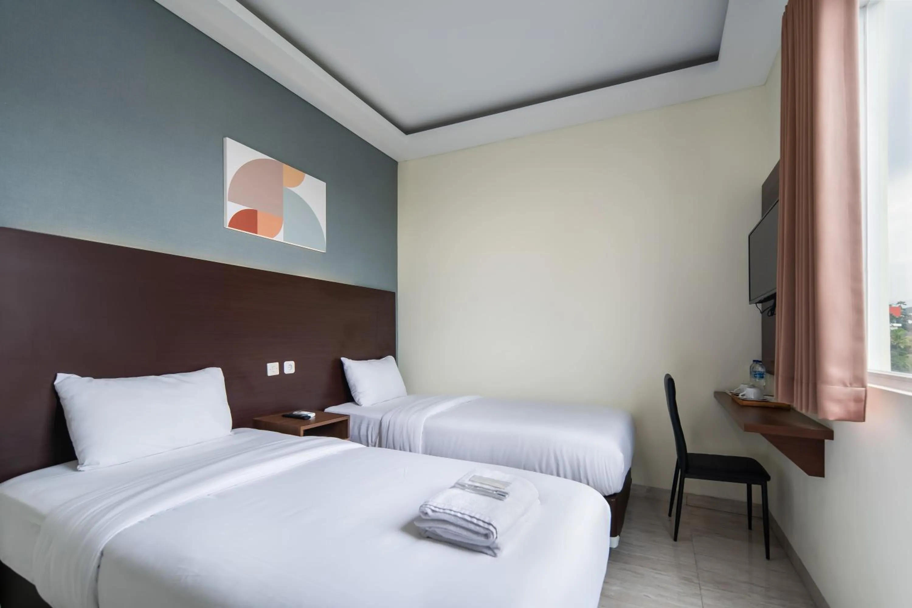 Photo of the whole room, Bed in Cove West Inn Cihampelas