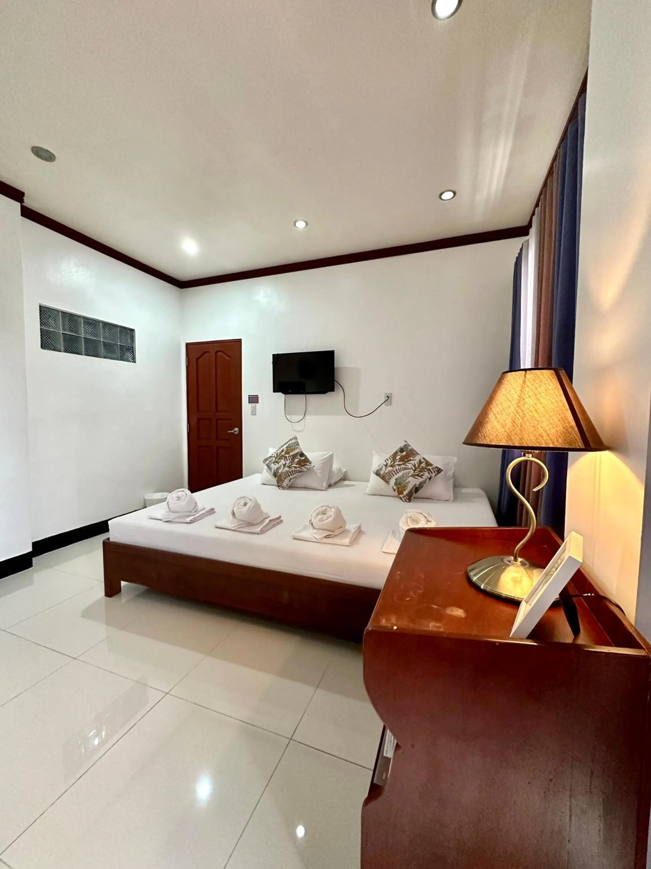 Endless Summer Hotel Baler