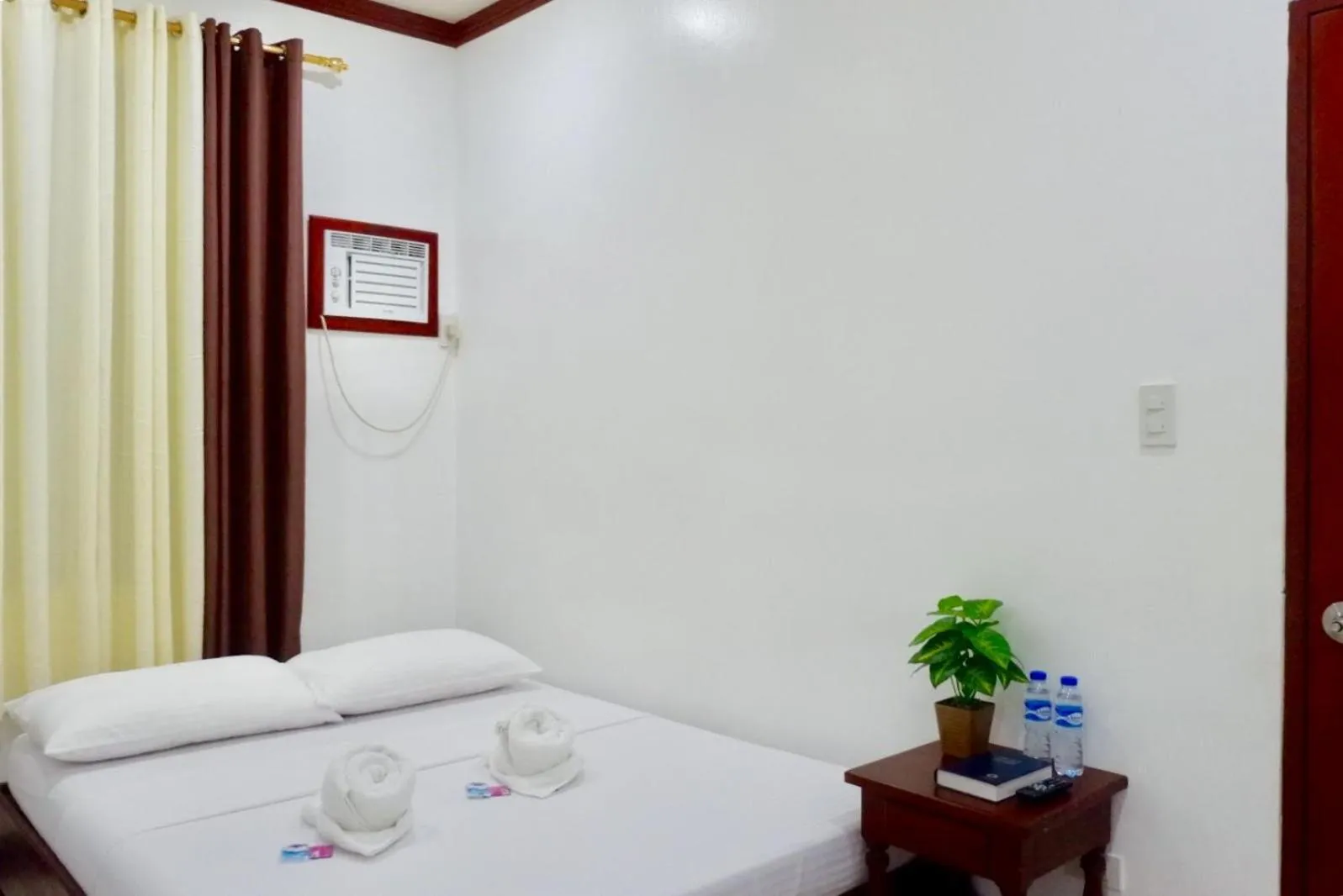 Bed in Endless Summer Hotel Baler