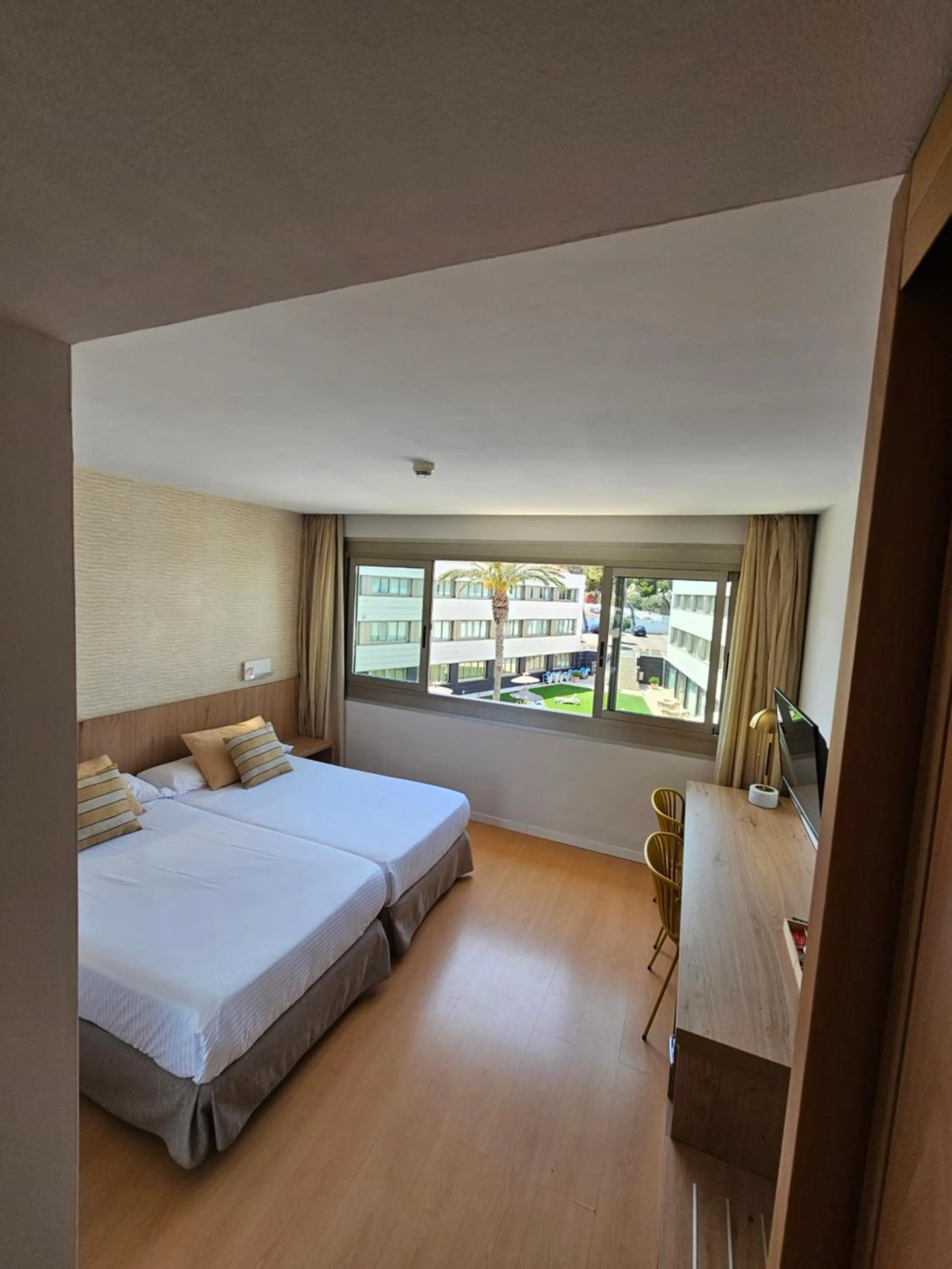 Photo of the whole room, Bed in Daniya Alicante