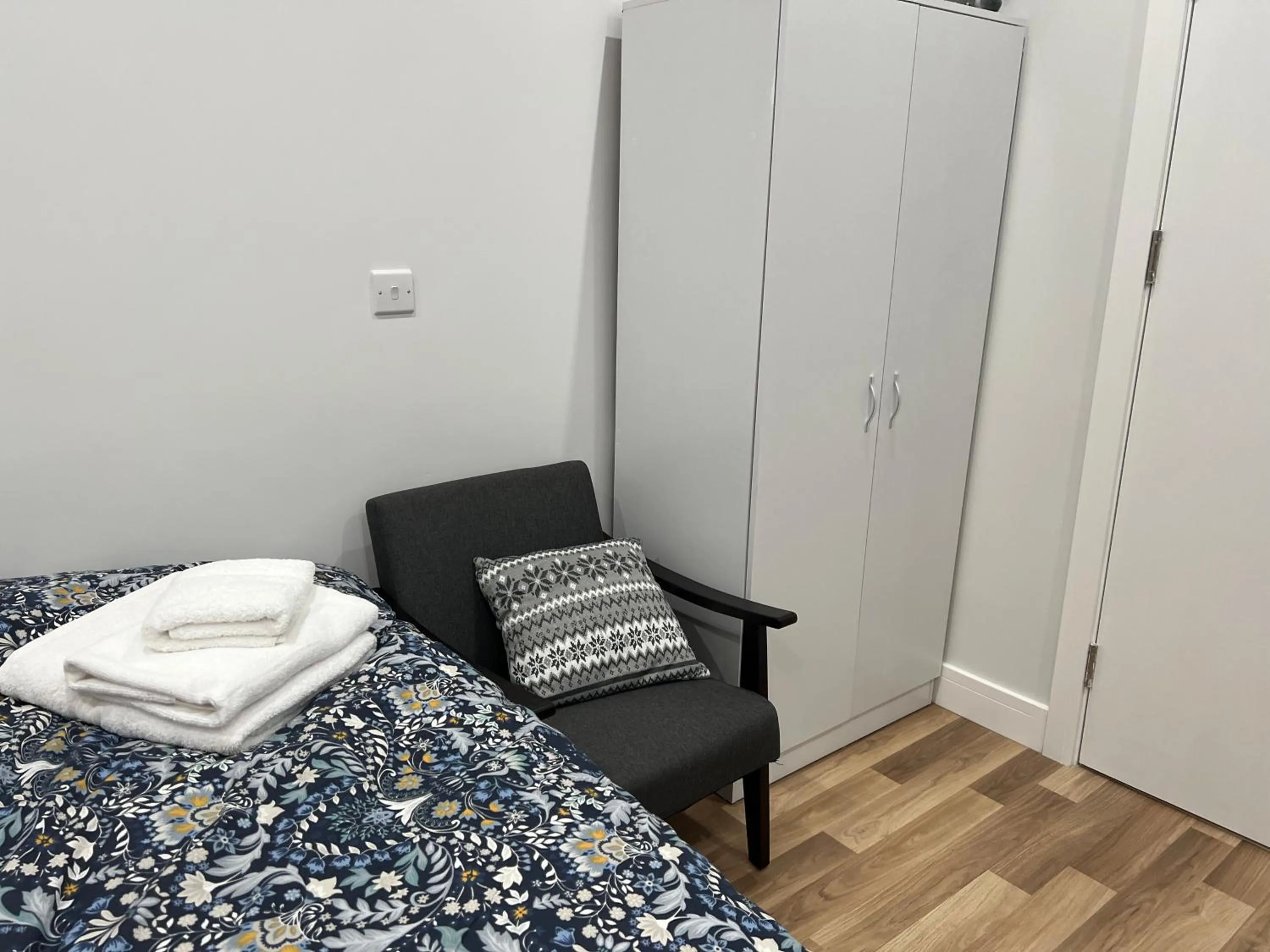 Bed in Park View Serviced Apartment - Next to Northolt Tube Station - Near Central London & Wembley