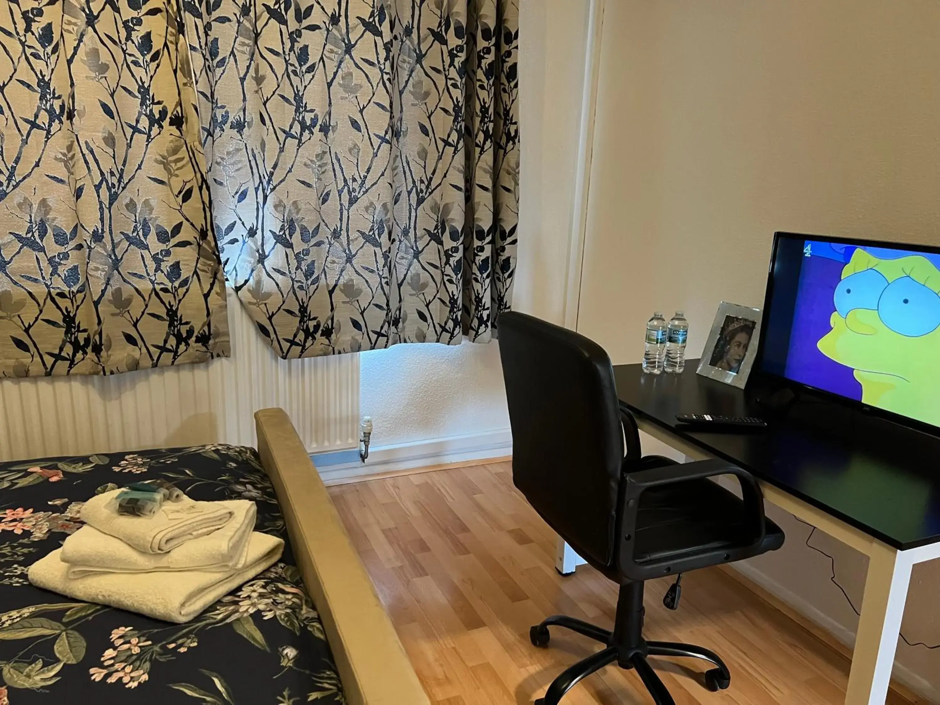 Deluxe Room in Park View Serviced Apartment - Next to Northolt Tube Station - Near Central London & Wembley Deluxe Room in Park View Serviced Apartment - Next to Northolt Tube Station - Near Central London & Wembley