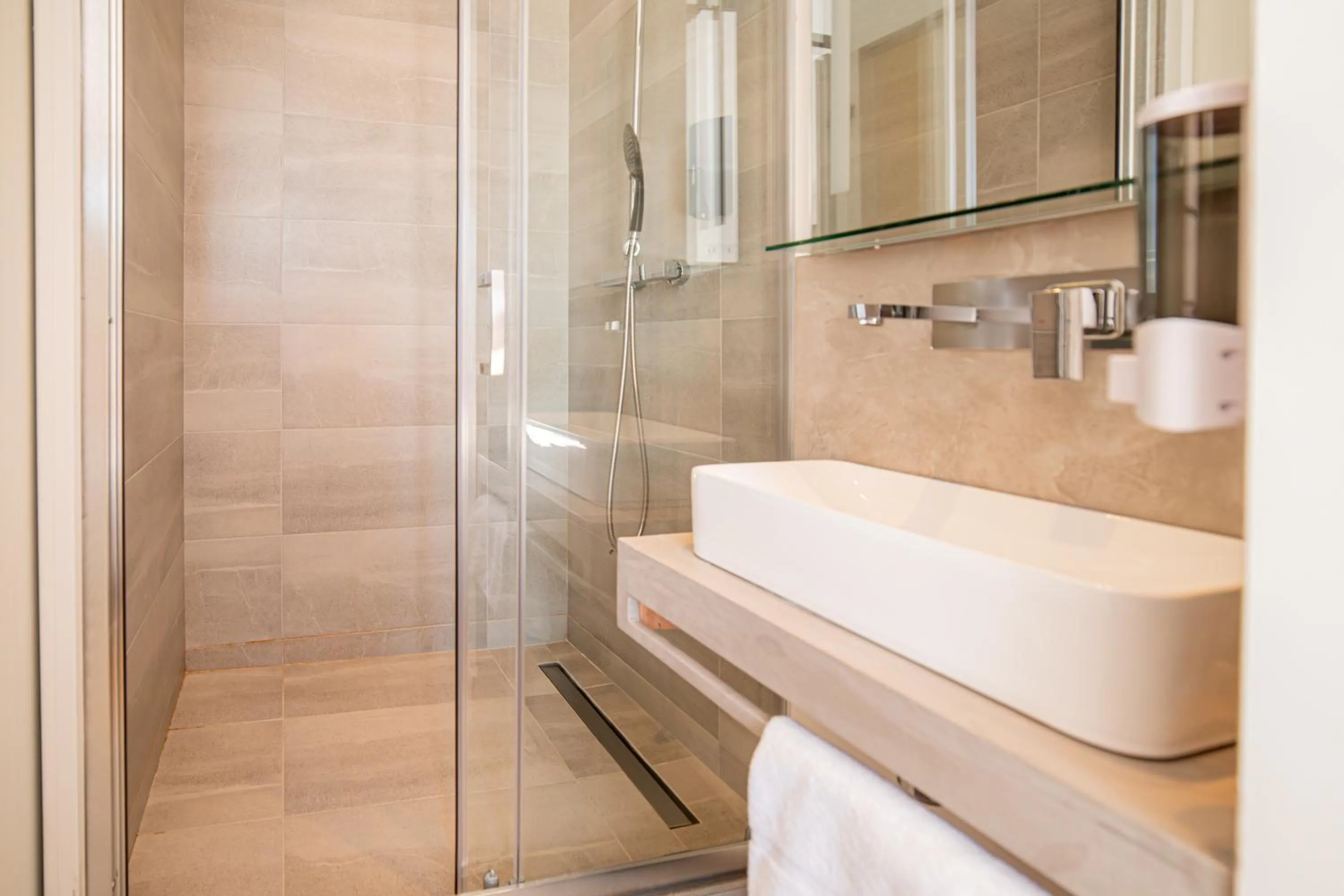 Shower in Hôtel de la Mairie