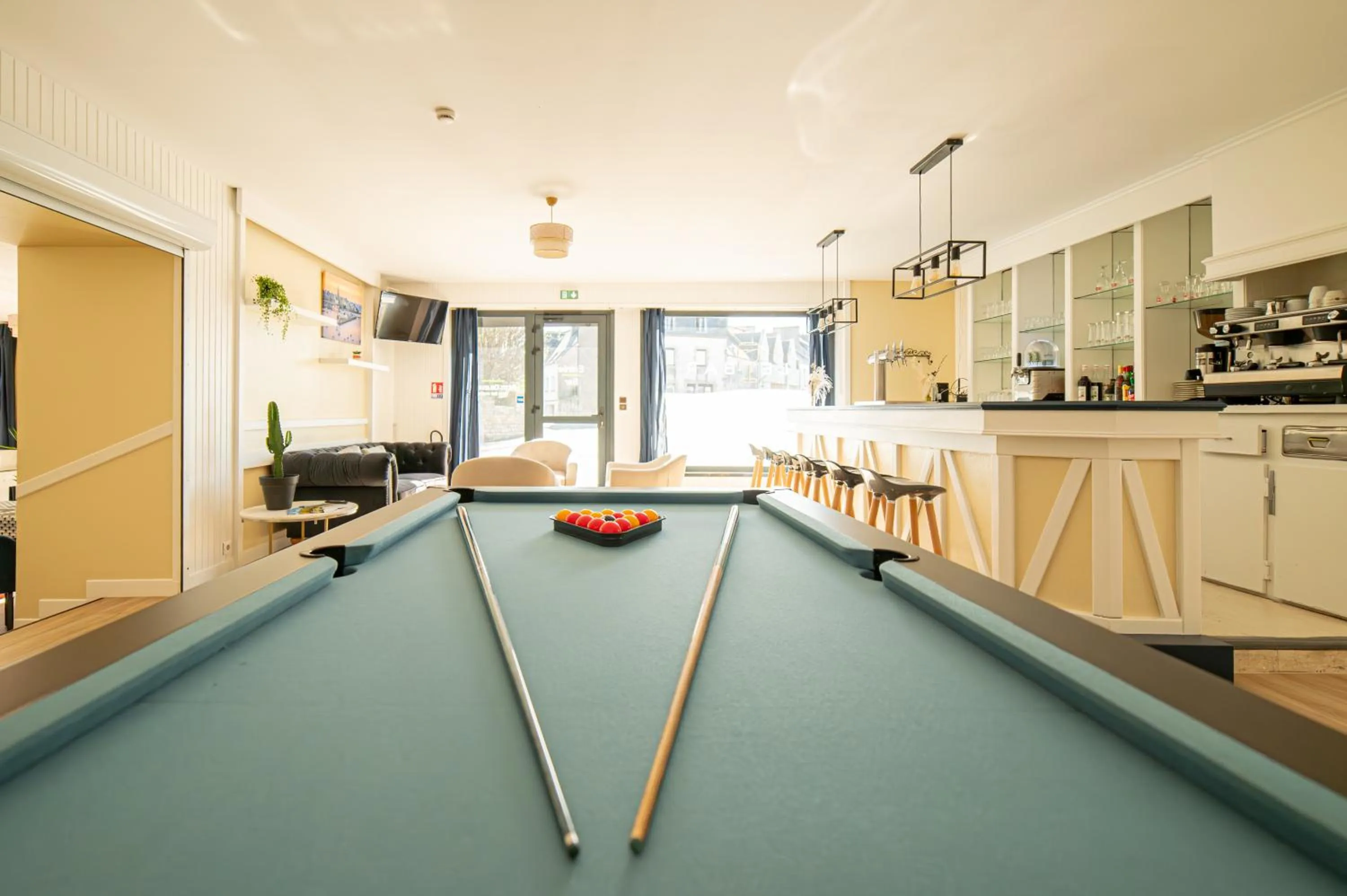 Communal lounge/ TV room in Hôtel de la Mairie