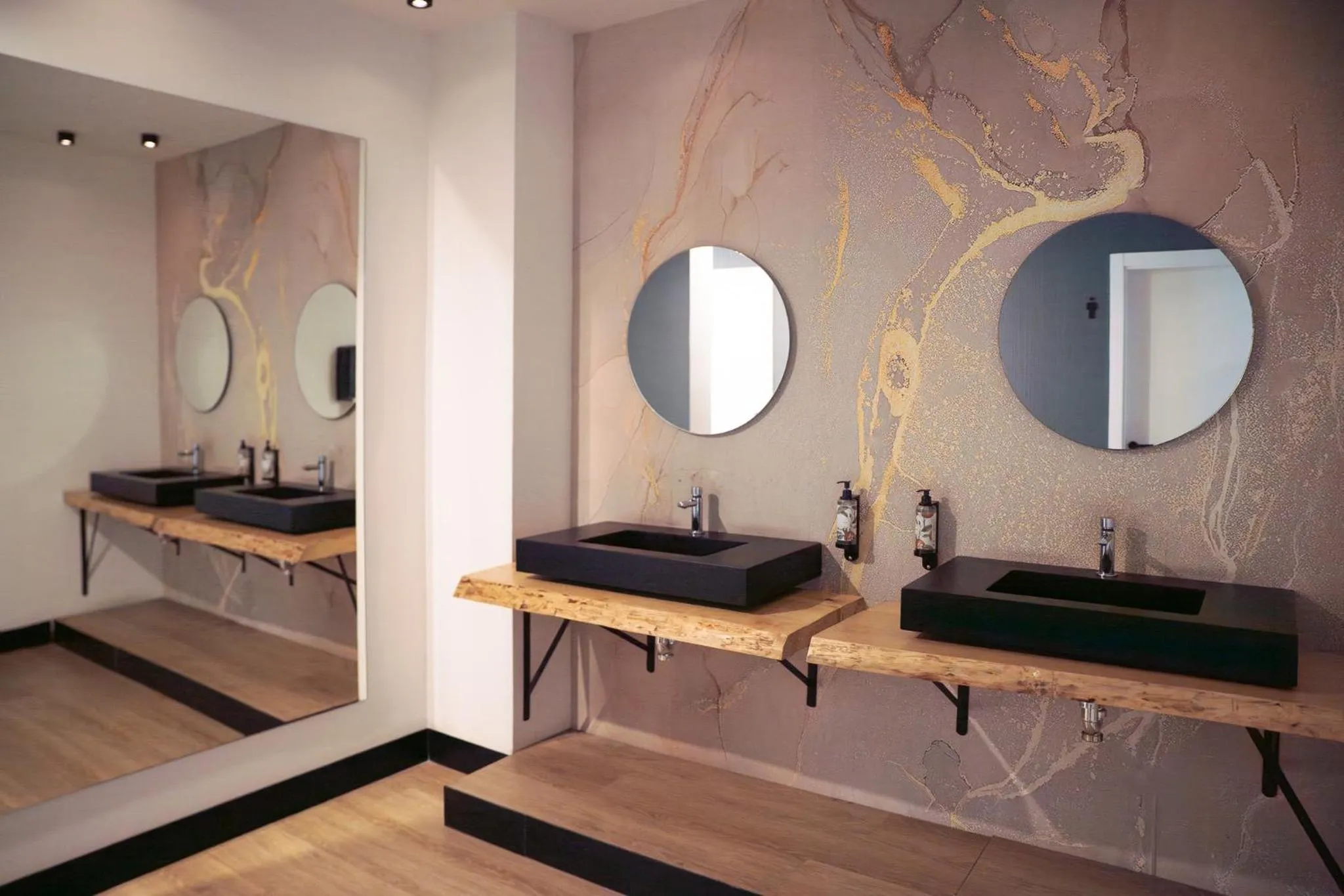 Public Bath in FAY Victoria Beach