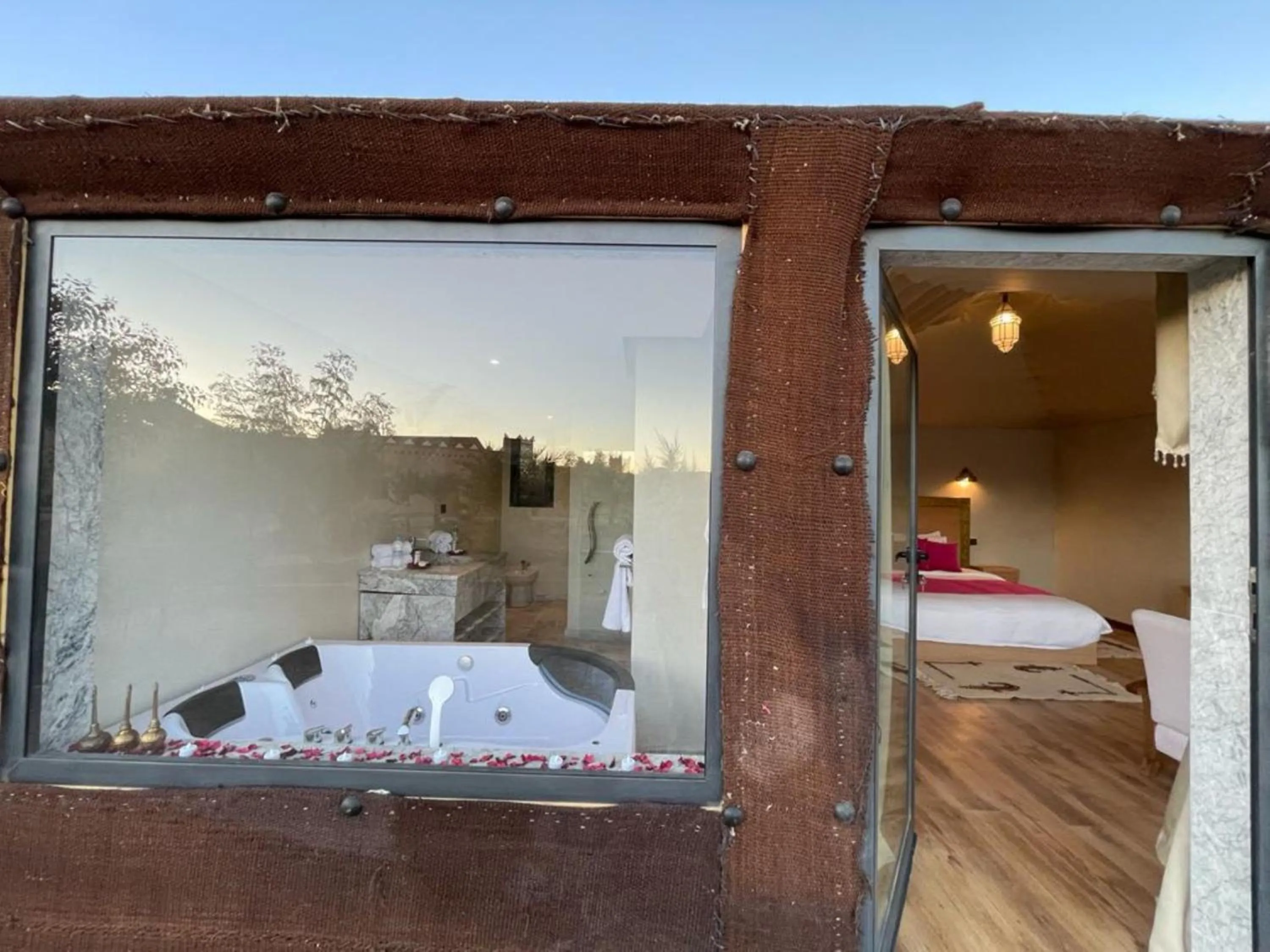 Photo of the whole room, Bed in Yakout Merzouga Luxury Camp