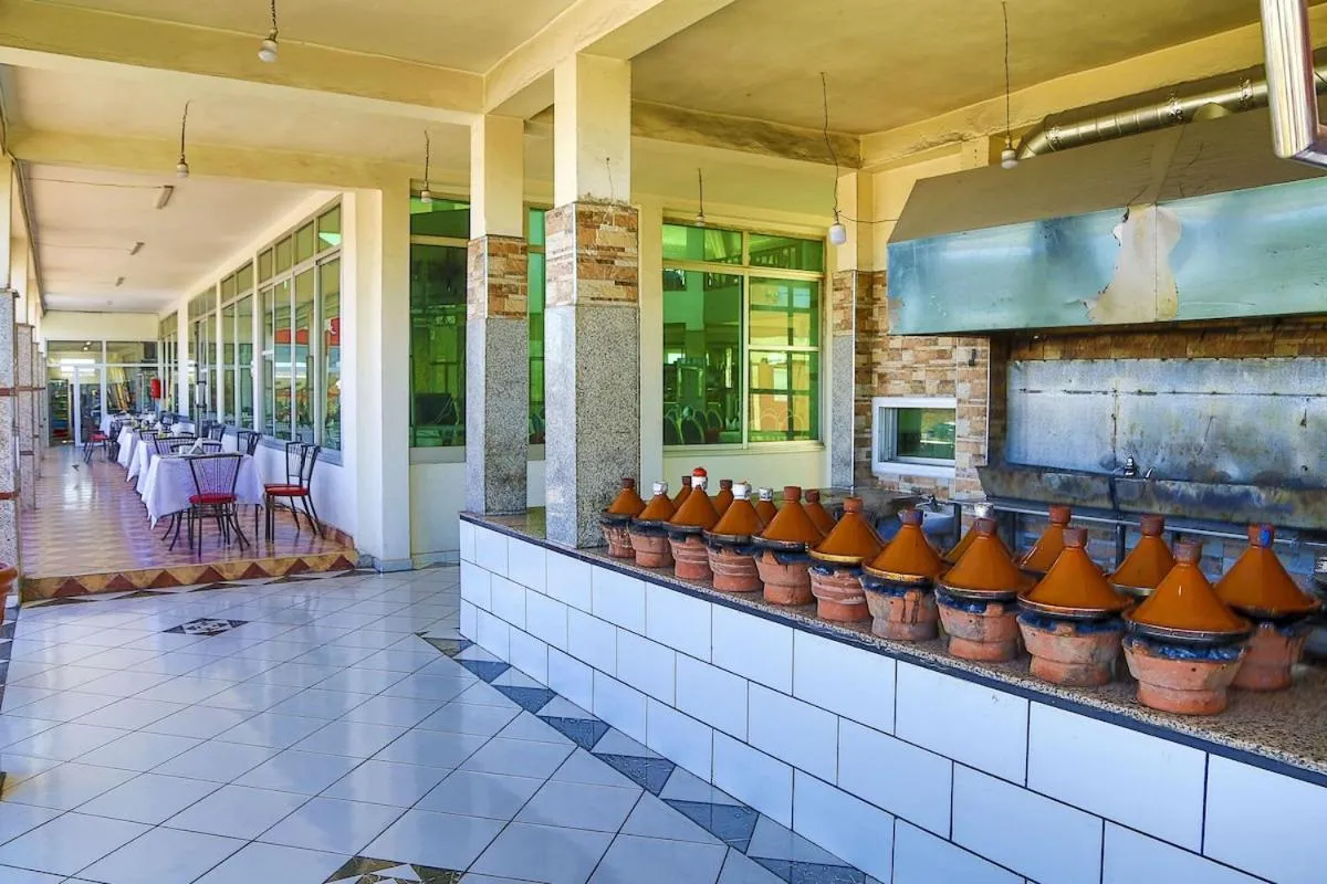 Restaurant/places to eat in HOTEL LA POMME ZAIDA