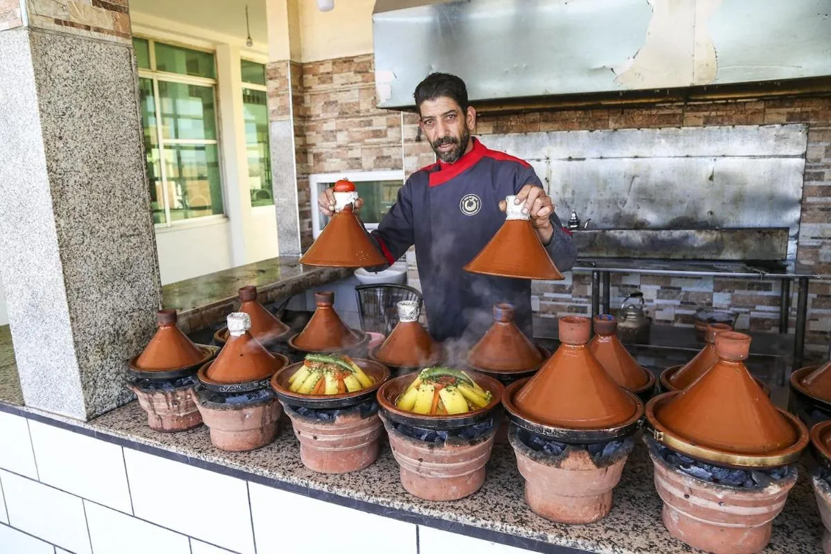 Restaurant/places to eat in HOTEL LA POMME ZAIDA