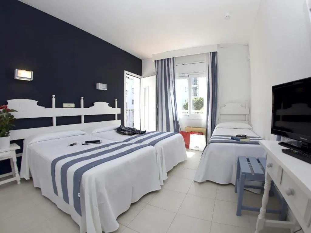 Bedroom, Bed in Hotel Els Pins